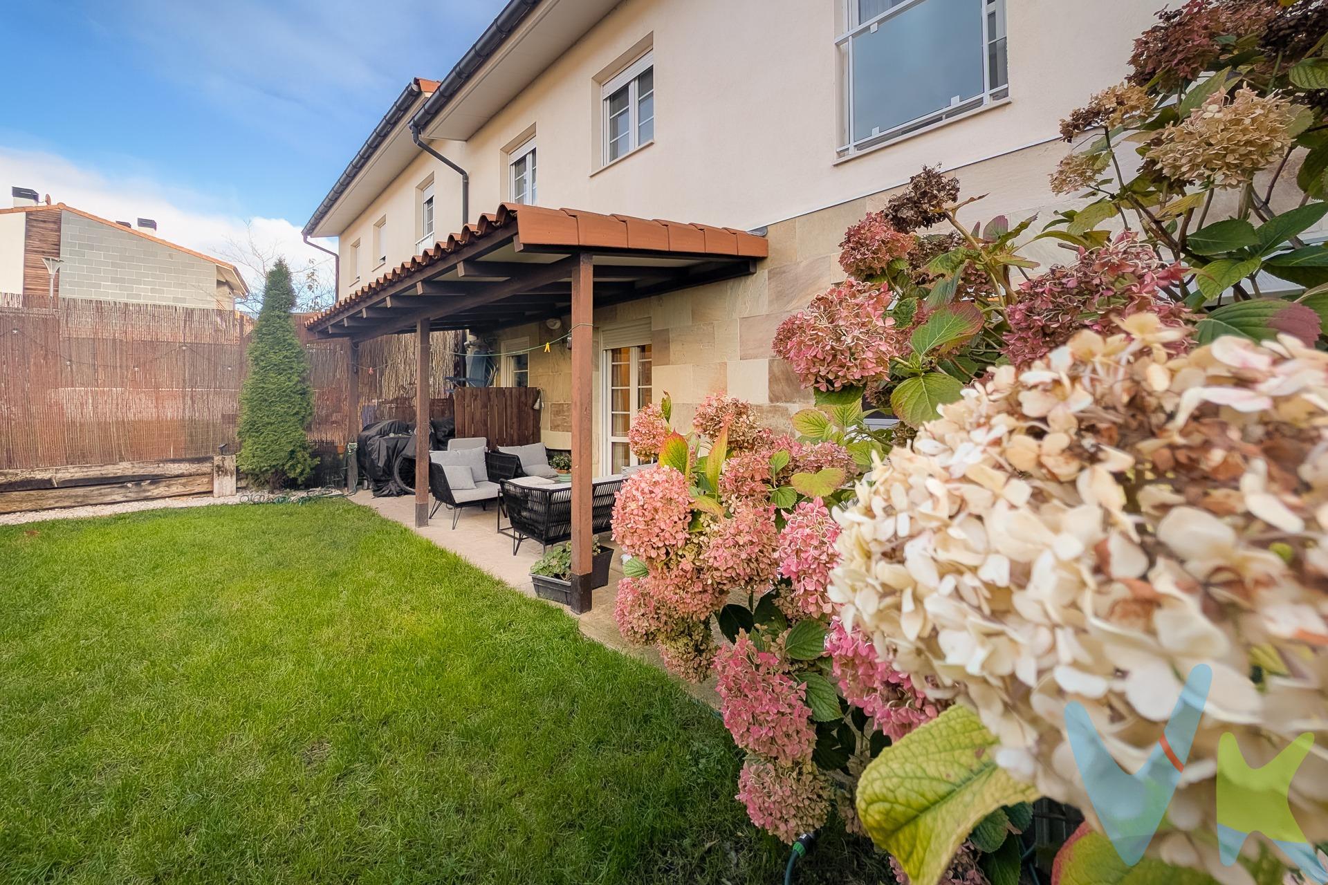 Hay casas que se sienten bien desde el primer paso… y esta es una de ellas. Ubicada en la Cenda de Cizur, en Paternáin, a solo 12 minutos de Pamplona, esta vivienda adosada combina tranquilidad, amplitud y una calidad de vida difícil de encontrar tan cerca de la ciudad. Al entrar, una terraza  te da la bienvenida y te prepara para lo que viene después: un hogar luminoso, cuidado y pensado para disfrutar. El salón, con salida directa al jardín, invita a largas sobremesas, tardes tranquilas y momentos en familia. El jardín —con su porche y un gran toldo que regala sombra en verano— es ese rincón perfecto para leer, desayunar al aire libre o ver crecer a los pequeños. La cocina, el aseo y un garaje reformado en un espacio multifuncional completan la planta baja. Esta zona extra, con lavandería y puertas acristaladas nuevas, puede ser mucho más que garaje: gimnasio, sala de juegos, estudio… lo que tu estilo de vida necesite. En la planta superior, cuatro habitaciones amplias y luminosas esperan para convertirse en refugios personales. La principal, con baño en suite, ofrece privacidad y comodidad. Desde la fachada principal, las vistas abiertas a la Sierra del Perdón llenan la casa de una sensación de libertad difícil de describir. Además, los paneles solares aportan un ahorro energético aproximado del 40%, haciendo que este hogar no solo sea bonito, sino también eficiente y responsable. Paternáin es un pueblo acogedor, con zonas verdes, un frontón cubierto, un parque infantil, dos bares, un pequeño supermercado y caminos perfectos para pasear. Un lugar donde se respira tranquilidad y comunidad, sin renunciar a tener Pamplona muy cerca. Esta casa no es solo metros cuadrados: es luz, espacio, naturaleza y calidad de vida. Es un lugar para vivir bien. 