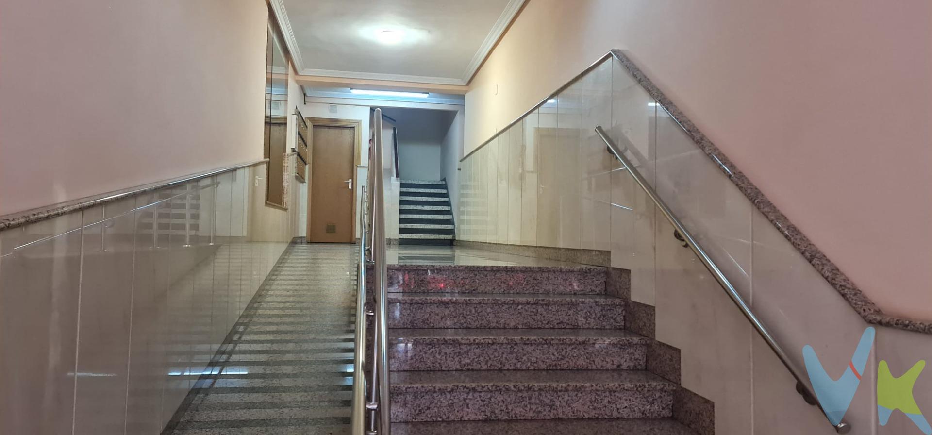 Presentamos una excelente oportunidad en el corazón de Valladolid, específicamente en la calle Renedo. Esta vivienda exterior se destaca por su luminosidad y distribución funcional, contando con tres amplios dormitorios que proporcionan un espacio cómodo para toda la familia. El salón comedor es ideal para disfrutar momentos agradables y cuenta con acceso directo a una galería abierta que ofrece vistas despejadas al entorno urbano. La cocina independiente está perfectamente equipada y diseñada para facilitar tareas diarias, mientras que el baño principal junto al aseo aportan mayor comodidad en el día a día. La propiedad dispone de calefacción individual mediante gas natural lo cual garantiza un ambiente cálido durante los meses más fríos del año. Además, incluye ascensor facilitando así accesibilidad desde cualquier planta del edificio hasta tu hogar. En sus alrededores podrás encontrar todos los servicios necesarios: comercios locales, restaurantes variados e instalaciones deportivas entre otros elementos esenciales.,. Por todo ello convertimos esta propuesta no solo como un lugar perfecto donde vivir sino además rodeado por todas aquellas comodidades necesarias.