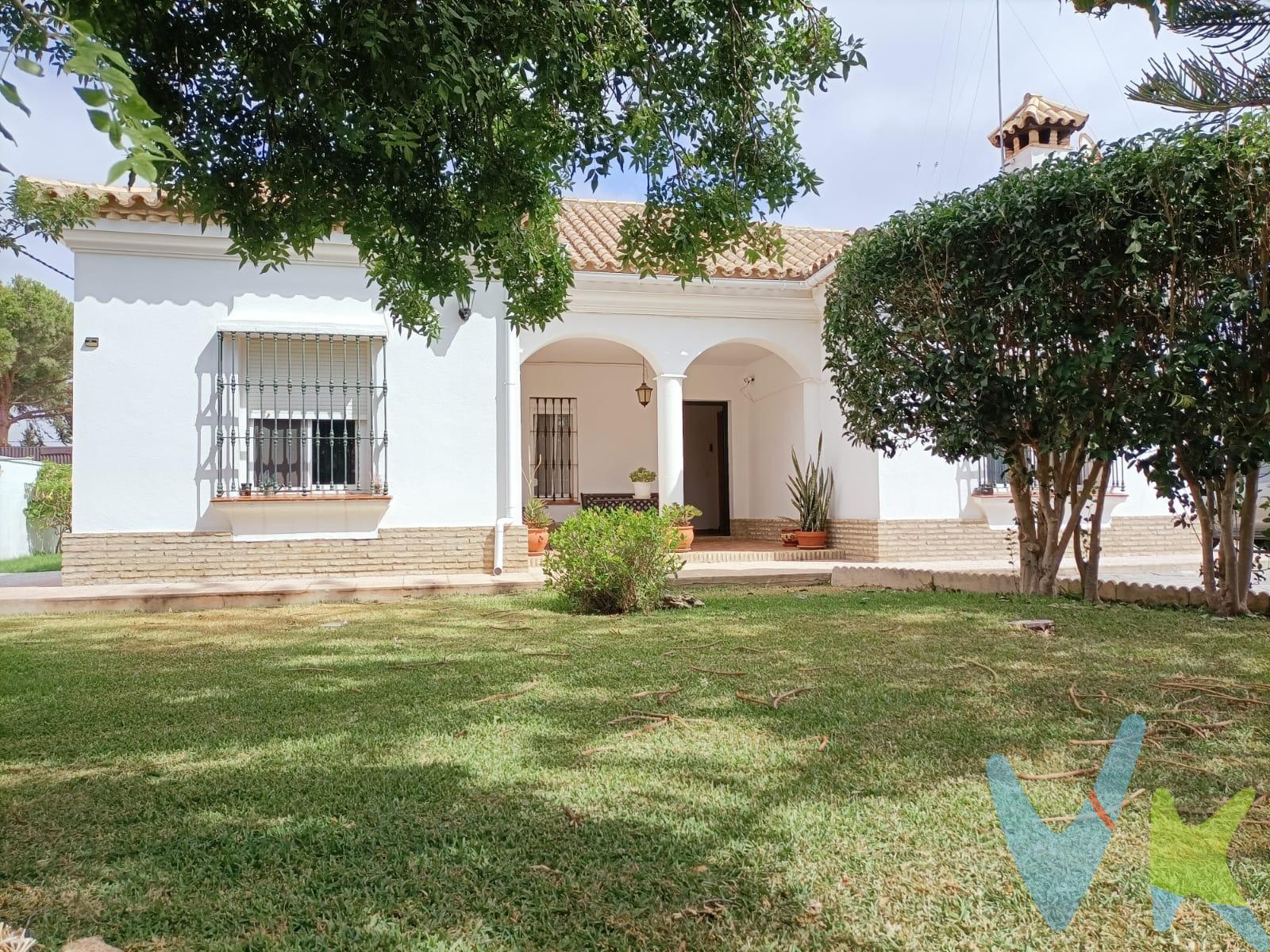 Chalet en Chiclana situado en la zona del Palillejo,  a 3,5 Km aprox. de la playa La Barrosa, distribuido en planta baja, a la entrada nos encontramos con porche delantero, hall de entrada, 3 dormitorios (principal con armario empotrado), baño con bañera, salón comedor con chimenea y amplia cocina independiente, 125 m2 construidos. En el exterior nos encontramos con un apartamento tipo estudio con baño ideal para invitados, merendero con pérgola, zona ajardinada, piscina de agua salada, aparcamiento techado para 2 coches y trastero de 14 m2, todo ello en una parcela de 1.000 m2. Dispone de 10 placas solares para mayor eficiencia energética además de contador de luz propio. (Gastos de notaría, registro, impuestos y honorarios de la agencia, no incluidos en el precio).