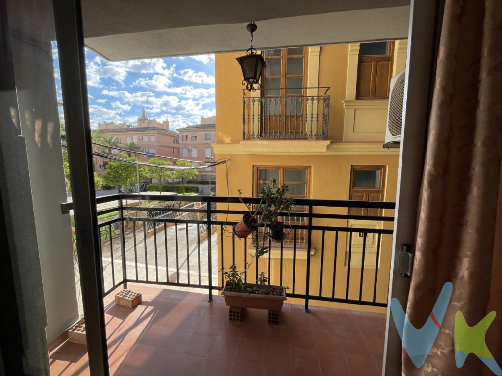 Si pensabas que ya no había pisos amplios a la venta disponibles en el Carmen, venimos a contarte que hemos encontrado uno para ti. Esta vivienda de aproximadamente 131 m2 construidos según escritura, conserva la distribución original, pero te ofrece múltiples opciones para una reforma. Desde el amplio hall de entrada, se distribuye a un lado en la zona de estar: un salón comedor con salida a balcón. Del otro lado nos encontramos con una cocina con galería, cuatro dormitorios (uno de ellos doble y con una espléndida armariada) y dos baños. Cuenta, además, con dos espacios de almacenaje extra. Existe la posibilidad de comprar una plaza de garaje en proximidad por precio aparte de 40.000 . La finca, a un paso de los incomparables Jardines del Turia, dispone de ascensor. Cercano a colegios, mercado, polideportivo e importantes espacios culturales, tales como el IVAM o la Beneficencia. En resumen, un piso amplio, magníficamente ubicado y listo para plasmar la reforma de tus sueños. No lo dudes y llámanos, te atenderemos encantados. El precio del inmueble no incluye los honorarios de la agencia, que ascienden al 3% del precio final del inmueble más su IVA correspondiente, ni los gastos de Notaría y Registro de la Propiedad (que están sujetos a aranceles y varían dependiendo del precio de escrituración), ni los impuestos (que en la Comunidad Valenciana varían dependiendo del precio del inmueble y de las características personales del comprador).*Este anuncio tiene carácter meramente informativo.De haber un plano, este será puramente orientativo y no vinculante.