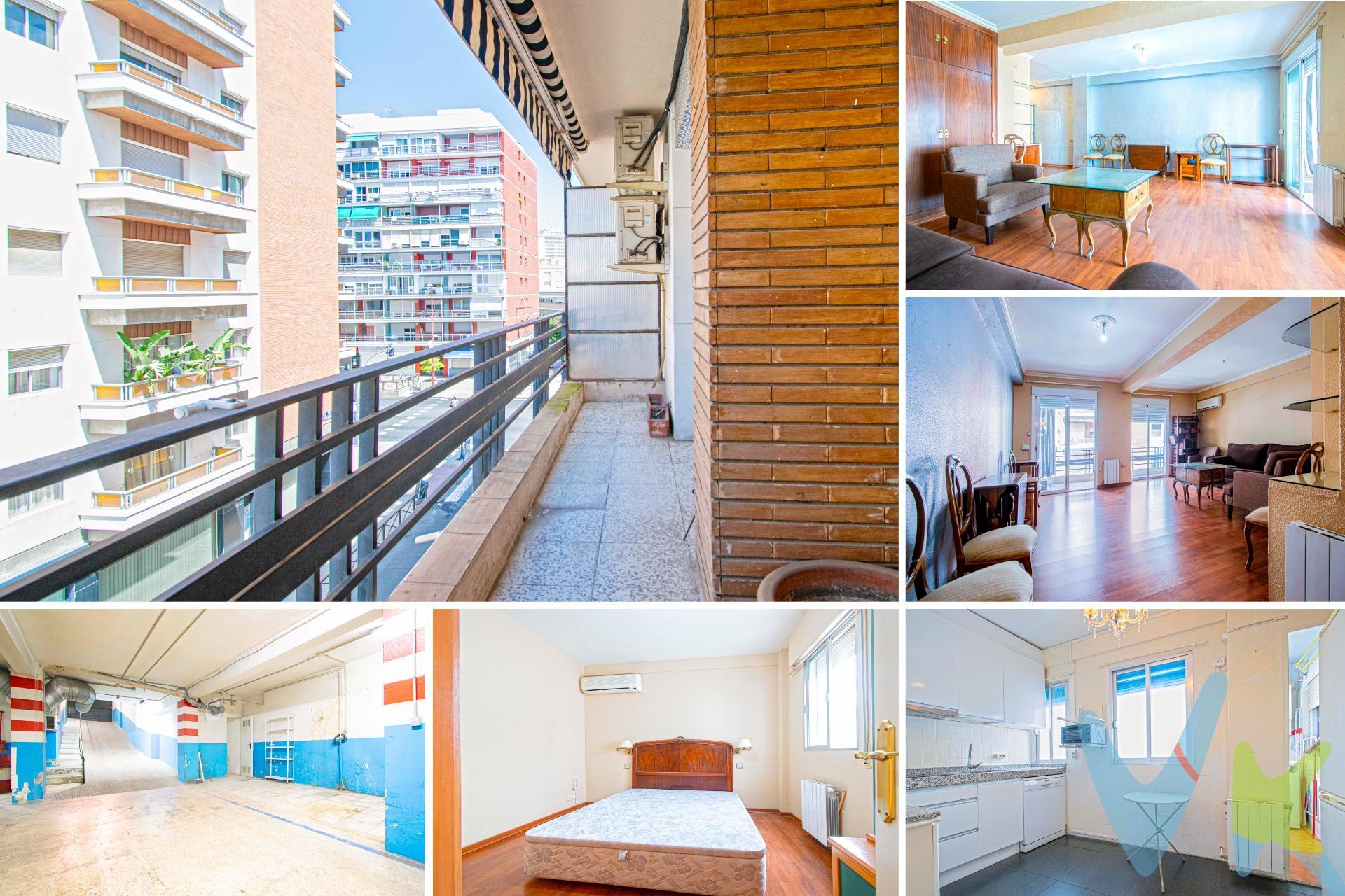 Amplia vivienda, exterior y muy luminosa en Virgen de Luján!!. El inmueble dispone de 93m2 construidos con buena distribución. Un amplio hall nos abre paso. Originariamente de tres dormitorios hoy cuenta con dos, uno de ellos se incluyó en el salón que actualmente es muy amplio y tiene acceso a una gran terraza con toldo donde podrá disfrutar de un estupendo café al aire libre y que le aporta mucha luz, en él hay un amplio armario empotrado. La cocina es independiente y se encuentra amueblada, muy cómoda, con alacena y práctico lavadero. Los dos dormitorios son exteriores y el baño, también exterior, está reformado y cuenta con placa de ducha. En el pasillo hay un amplio armario empotrado. Las ventanas son de aluminio, con doble cristal en salón, las puertas de madera lacada en blanco y el suelo de tarima. Dispone de aire acondicionado mediante splits independientes, gas natural y radiadores para calefacción. Cuenta con plaza de garaje y trastero. Bloque con ascensor y azotea visitable. Piso con muchas posibilidades, con excelente situación, junto Parque de Los Príncipes y con todo tipo de servicios a su alcance, comercios, colegios, facultades, farmacias, restaurantes, metro.... No deje de solicitar visita hoy mismo!!!. . Informamos a nuestros clientes compradores que el precio de venta no incluye lo siguiente: Honorarios de la agencia inmobiliaria, Impuestos (I.T.P., I.V.A. o A.J.D., en su caso) ni otros gastos de la compraventa (gastos de Registro de la Propiedad, Notaría, Gestoría ni de posible Financiación). Documento F.I.S. a disposición del consumidor según Decreto 218/2005 Junta de Andalucía. . 