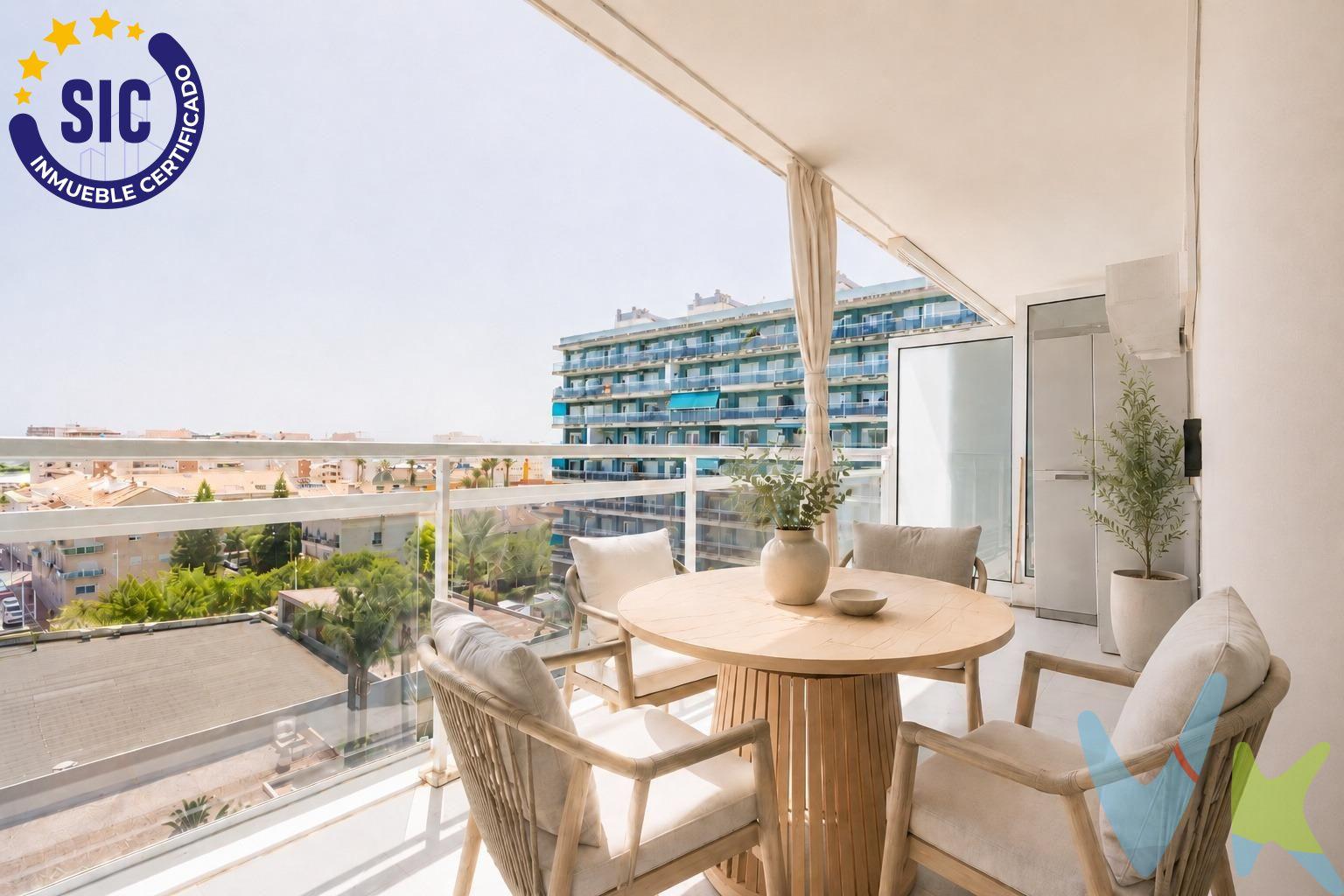 Imagina comenzar el día disfrutando de la tranquilidad de una de las urbanizaciones más completas y valoradas de Gandía, a pocos minutos de la playa y rodeado de todos los servicios necesarios para el día a día. Esta magnífica vivienda de tres dormitorios ha sido diseñada para ofrecer comodidad, amplitud y funcionalidad. El salón-comedor, espacioso y acogedor, se abre a una agradable terraza donde disfrutar de desayunos al aire libre, largas sobremesas o simplemente desconectar al final de la jornada. La cocina, independiente y perfectamente distribuida, aporta practicidad y comodidad en el uso diario. La zona de descanso está compuesta por una fantástica suite principal con baño privado y acceso directo a la terraza, además de dos dormitorios adicionales y un segundo baño completo, proporcionando el espacio ideal para familias, invitados o teletrabajo. Hemos incorporado unos renders con una propuesta de mobiliario para que puedas imaginar cómo podría quedar la vivienda una vez amueblada y descubrir todo su potencial. Como complemento, la propiedad incluye una plaza de garaje excepcionalmente bien ubicada dentro del edificio, facilitando el acceso y la maniobrabilidad. El residencial ofrece todo lo necesario para disfrutar del estilo de vida mediterráneo durante todo el año: piscina comunitaria, pista de pádel, gimnasio, club social, servicio de conserjería y cuidadas zonas comunes que aportan confort, seguridad y bienestar. Su excelente ubicación permite acceder cómodamente a supermercados, farmacias, restaurantes, cafeterías, centros médicos y transporte público. Además, la Playa de Gandía se encuentra a tan solo unos minutos a pie, permitiéndote disfrutar del mar y del paseo marítimo siempre que lo desees. Una propiedad que combina ubicación, servicios y calidad de vida en un entorno privilegiado de la costa valenciana, perfecta tanto como residencia habitual, segunda vivienda o inversión. ------. Por mandato expreso del propietario, comercializamos este inmueble en exclusiva, lo que le garantiza el acceso a toda la información, a un servicio de calidad, un trato fácil, sencillo y sin interferencias de terceros. Por este motivo, se ruega no molestar al propietario, a los ocupantes de la propiedad o a los vecinos. Muchas gracias por su comprensión. Si usted es agente inmobiliario y tiene un cliente para este inmueble, llámenos.