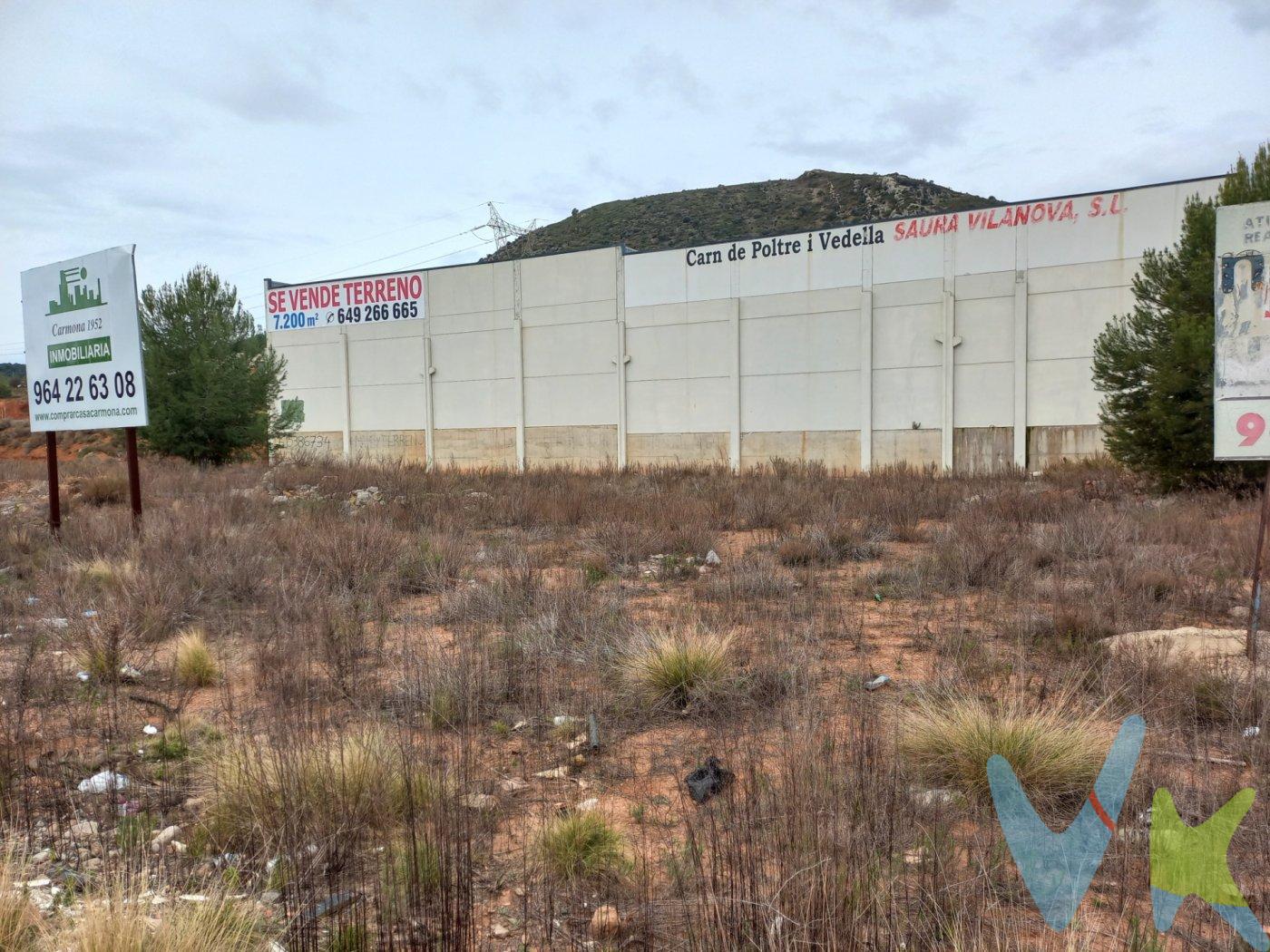 Solar industrial en suelo urbano, vallado y con acometidas de agua y luz a pie de solar. El solar permite la construcción tanto de una nave como de dos naves, por lo que se podría segregar la superficie al 50%. La fachada completa es de 30,60 metros cuadrados por unos 40 metros de fondo. No dude en ponerse en contacto con nosotros !!!.  .  Por mandato expreso de la propiedad comercializamos este inmueble mediante contrato de exclusiva o multi-exclusiva, por el cual numerosas agencias colaboradoras,nacionales e internacionales,ofrecen esta vivienda a sus potenciales compradores, todo ello garantizando un servicio de calidad, un trato fácil, sencillo y sin interferencias de terceros. * Impuestos, gastos de compraventa tales como honorarios agencia y financiación no incluidos. 