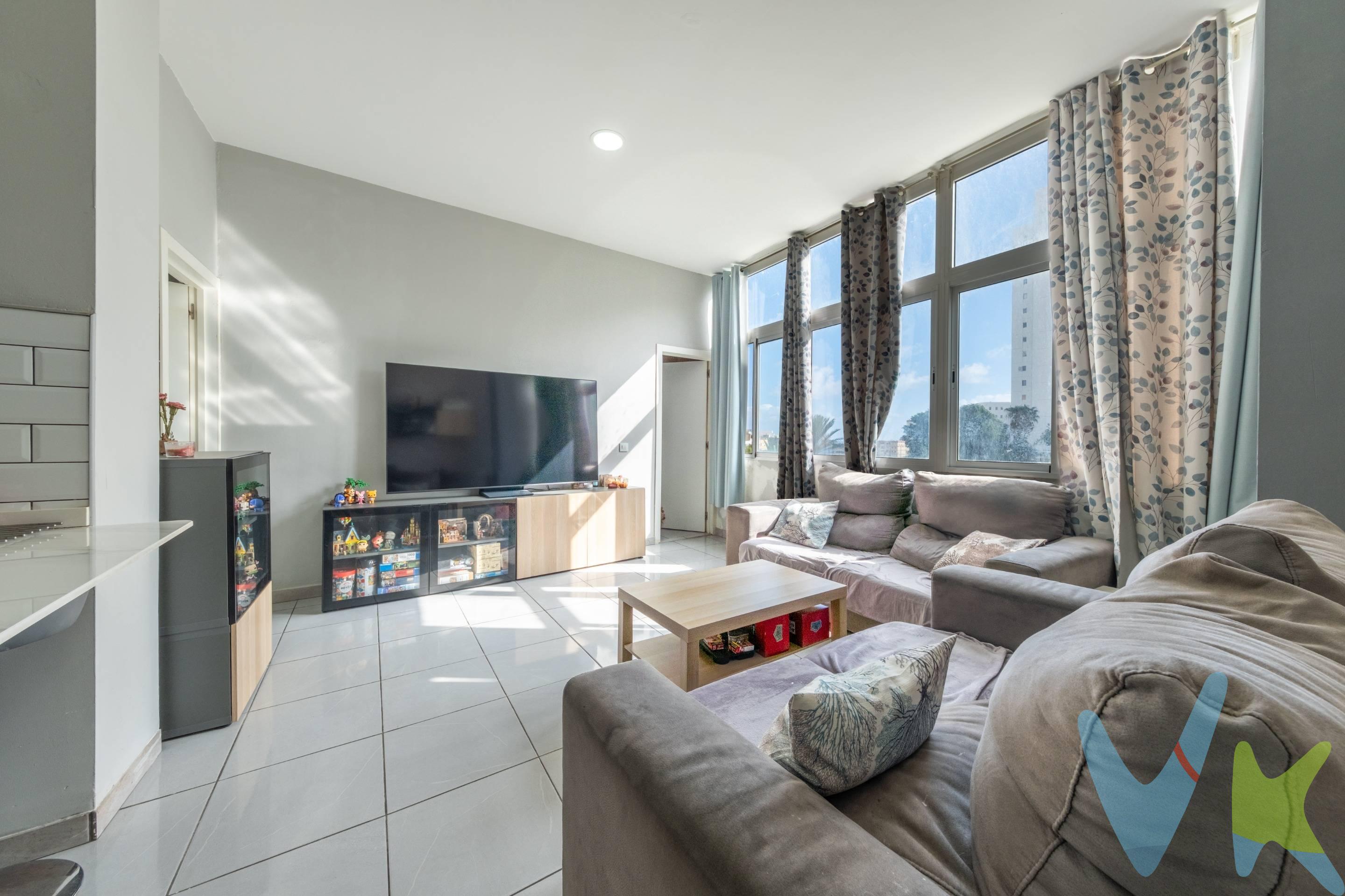 Descubre una propiedad única en Las Palmas de Gran Canaria. Un amplio piso reformado, con impresionantes vistas despejadas al barranco y el mar de fondo, que ofrece una característica muy especial: posibilidad de dividirse en dos viviendas independientes, gracias a sus dos accesos, dos cocinas y dos salones. Con 166 m² construidos y 127 m² útiles, esta vivienda destaca por su amplitud, luminosidad y versatilidad. Ideal tanto para familias numerosas, como para inversores que buscan rentabilidad mediante alquiler doble. Distribución:. • 5 dormitorios. • 2 baños. • 2 cocinas. • 2 salones. • Dos entradas independientes. Reformado y listo para entrar a vivir. Se vende con muebles incluidos. Ubicado en Pedro Hidalgo, en un entorno tranquilo, con vistas abiertas y sin edificaciones que resten privacidad. Bajo sin ascensor. Una propiedad diferente, con múltiples posibilidades…. Vivienda familiar + inversión en un solo inmueble.