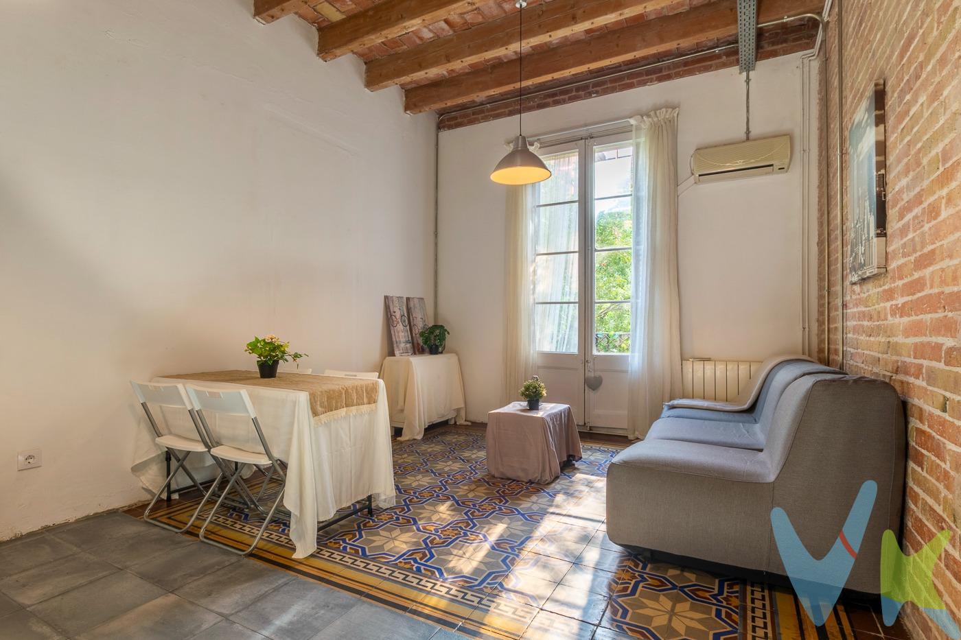 En una de las zonas más emblemáticas de Barcelona, este piso de 77 m² construidos (60,5 m² útiles) combina el carácter auténtico del Eixample con una estética contemporánea y funcional. A 1 minuto de Rambla Cataluña, de Enric Granados y Av. Diagonal. Desde el primer paso, su estilo te envuelve: suelos hidráulicos combinados con parquet, paredes de ladrillo visto y techos altos con vigas de madera y conductos a la vista que aportan un aire industrial elegante y cálido a la vez. Cada rincón refleja una cuidada armonía entre el encanto original y el confort actual. La vivienda ofrece una distribución cómoda y bien aprovechada:. Dos habitaciones, una de ellas doble con baño en suite y acceso directo a una galería luminosa orientada al patio interior, donde la claridad se mantiene durante todo el día. Un segundo baño completo que da servicio al resto de la vivienda. Dispone de un espacio abierto que integra cocina, comedor y salón en un solo ambiente, pensado para disfrutar de la vida urbana con tranquilidad y estilo. Desde aquí se accede al balcón que da a la calle principal, el lugar perfecto para observar la vida del barrio y sentir la energía característica del Eixample. La mezcla de materiales nobles, la altura de techos y la entrada de luz natural convierten este piso en una pieza singular: un espacio con alma, donde la arquitectura tradicional dialoga con un diseño actual y funcional. El edificio cuenta con ascensor a partir del entresuelo y cámaras de videovigilancia 24h. Su ubicación, en pleno Eixample, te sitúa a pocos pasos de todo lo que define la vida barcelonesa: cafeterías con historia, boutiques locales, restaurantes de autor y excelentes conexiones con transporte público:  Junto a los FGC Provença y el Metro L5 Diagonal. Excelente combinación de autobuses (líneas 7, 63, V15, 33, 34, 6, H8 a 1 minuto.) A 3 min. del Hospital Clínic. . Una vivienda que invita a disfrutar del equilibrio entre diseño, autenticidad y vida urbana. Llámanos y organizamos ahora la visita para descubrir en persona el encanto de tu nuevo hogar. _________________________________________________________. Nota: en los importes indicados no se hayan incluidos los impuestos y tasas aplicables a la compra o alquiler del bien inmueble. Las fotografías, videos, planos y demás documentación gráfica pueden no corresponder con la realidad actual, así como los metrajes y superficies, y no tienen carácter contractual. Salvo indicación contraria, los muebles y equipamiento que aparecen en el anuncio no están incluidos en el precio. La vivienda dispone de Certificado Energético y Cédula de Habitabilidad vigentes.