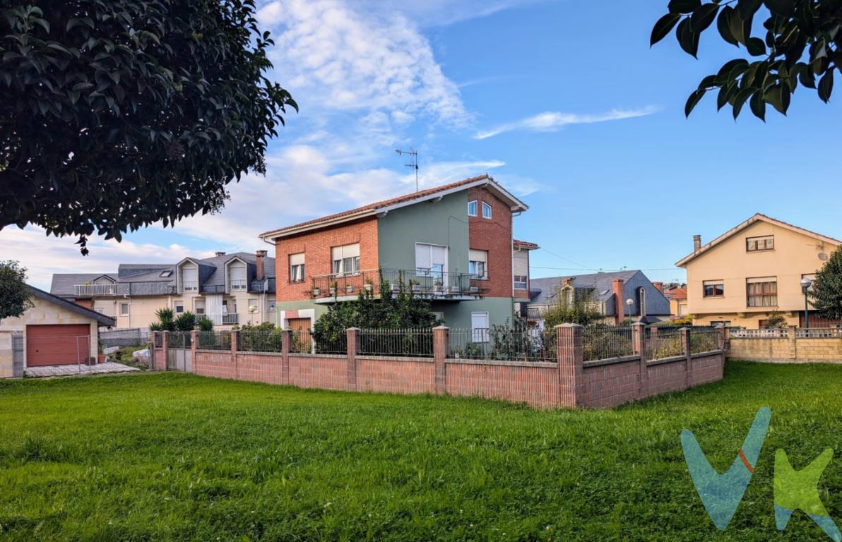 Oportunidad Única:Ponemos a la venta casa con Finca Urbana en Ciudad Vergel, Torrelavega¡Descubre tu nuevo hogar en esta casa situada en la tranquila zona de Ciudad Vergel! Con una finca urbana de 500 m² y una superficie construida de 270 m², esta propiedad ofrece un sinfín de posibilidades para disfrutar de la vida al aire libre, cultivar tu propio huerto, disfrutar de un precioso jardín o incluso construir una piscina.La vivienda se sitúa en la primera planta y destaca por sus amplios ventanales que le dan una gran luminosidad. Esta distribuida en una cocina, un salón comedor con un amplio balcón, 3 habitaciones y 1 baño. Desde el salón accedemos a la planta bajo cubierta donde encontramos 2 amplias habitaciones.Además, en la planta baja disponemos de un espacio de 94m², diáfano y versátil, ideal para diseñar cualquier proyecto que tengas en mente.Ubicada a solo unos minutos del centro de Torrelavega, tendrás acceso a todas las comodidades que la ciudad ofrece: tiendas, restaurantes, escuelas, transporte público...No dejes pasar esta oportunidad de adquirir una casa con un gran potencial en una ubicación privilegiada. ¡Contáctanos para programar una visita y enamorarte de tu futuro hogar!Los precios mostrados no incluyen impuestos, gastos de compraventa, financiación ni el 1% de gastos de gestión de compra.