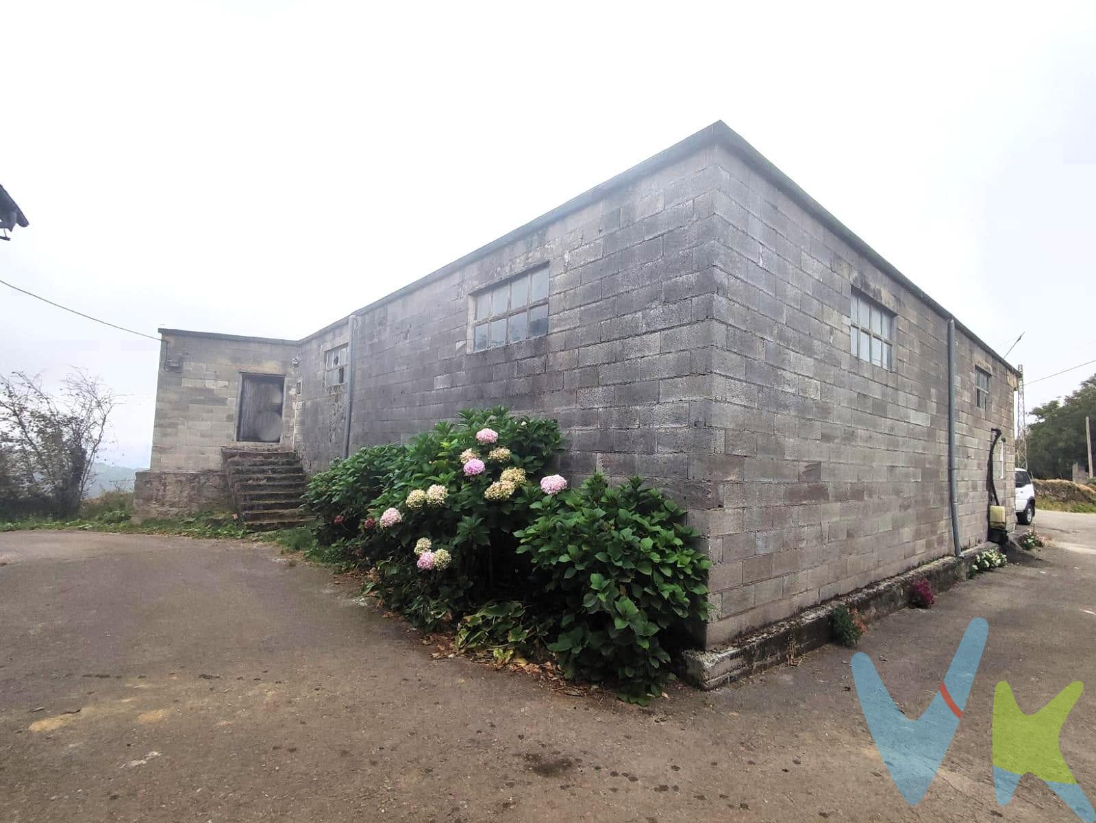Presentamos una oportunidad única de adquisición en Abionzo, un encantador núcleo urbano dentro del municipio de Villacarriedo. Este terreno urbano cuenta con una superficie total de parcela de 611 m² y dispone además de una nave ganadera construida que abarca 275 m², ideal para proyectos relacionados con la agricultura, como almacenamiento, para construir una vivienda unifamiliar o enfocarlo turismo por ejemplo. La propiedad se encuentra actualmente en estado 'para reformar', lo cual brinda al comprador amplias posibilidades para personalizar el espacio según sus necesidades específicas. Ubicada en un entorno rural privilegiado, esta oferta es perfecta tanto para inversores interesados en desarrollar nuevos proyectos como para quienes buscan establecer su hogar rodeados por la naturaleza. Los impuestos, gastos de notaria y registro no están incluidos en el precio.