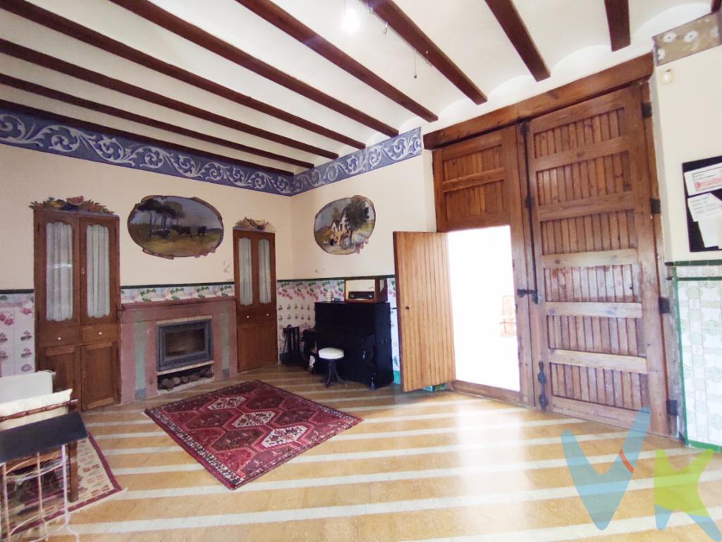  Oportunidad junto a Valencia !! En el encantador barrio de Poble Nou en la vibrante ciudad de Valencia, se presenta esta impresionante casa adosada disponible para la venta. Este espacioso hogar ofrece un estilo de vida incomparable, combinando la tranquilidad de un entorno residencial con la proximidad a todos los servicios y comodidades que Valencia tiene para ofrecer.La propiedad cuenta con una superficie útil de 600 metros cuadrados, distribuidos de manera óptima para maximizar el confort y la funcionalidad. Con un total de 675 metros construidos, esta vivienda destaca por sus generosos espacios, ideales para una vida familiar cómoda y placentera.Al cruzar el umbral de esta magnífica vivienda, uno es recibido por una atmósfera de elegancia y luminosidad. La amplitud de sus seis habitaciones ofrece un sinfín de posibilidades para adaptarse a las necesidades personales y familiares, convirtiendo cada espacio en un refugio de serenidad y calidez. Ya sea que se necesiten dormitorios adicionales, oficinas en casa o salas de recreación, esta propiedad ofrece el espacio necesario para hacer realidad cualquier visión.Situada en una ubicación estratégica, la casa se beneficia de sus completos servicios de infraestructuras, incluyendo sistemas de alcantarillado. Esta característica asegura una calidad de vida excepcional en un entorno sin complicaciones, donde el confort moderno se encuentra con el encanto tradicional de la zona.El diseño arquitectónico de la casa refleja una perfecta armonía entre estilo y funcionalidad. Grandes ventanales permiten que la luz natural inunde los espacios interiores, creando una sensación de amplitud y bienestar que se siente desde el primer instante. Los acabados de alta calidad y la atención a los detalles hablan de una propiedad que ha sido diseñada y mantenida con esmero.Más allá de las puertas de la vivienda, descubrirá un entorno vibrante lleno de vida y cultura. Poble Nou es conocido por sus pintorescos paisajes y su ambiente acogedor, lo que lo convierte en un lugar muy codiciado para vivir. La proximidad a colegios, comercios, restaurantes y parques añade un atractivo significativo a esta ya impresionante propiedad.Las conexiones de transporte público son excelentes, facilitando el acceso al centro de Valencia y otras áreas importantes de la ciudad. Esta excelente ubicación no solo garantiza un rápido desplazamiento, sino también la posibilidad de disfrutar de todo lo que la ciudad tiene para ofrecer a poca distancia.No pierda la oportunidad de visitar esta exclusiva casa adosada en Poble Nou. Esta propiedad representa una rareza en el mercado, combinando espacio, comodidad y ubicación de manera insuperable. Para aquellos que buscan un hogar distinguido que ofrezca una calidad de vida superior en Valencia, esta vivienda es una opción que merece ser explorada.Para concertar una visita o obtener más información, por favor no dude en ponerse en contacto con nosotros. Estamos a su disposición para proporcionarle todos los detalles adicionales que pueda necesitar y para ayudarle a descubrir las posibilidades que esta maravillosa casa tiene para ofrecer. Esta es la oportunidad de su vida para asegurar una propiedad única, donde cada rincón cuenta una historia de elegancia y distinción. 