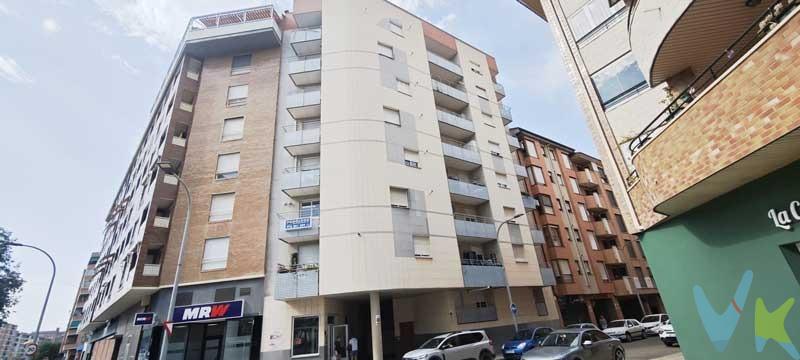Ático Dúplex en Calatayud – 3 Dormitorios, Terraza 18 metros, Garaje y Trastero. ¡Oportunidad en la zona nueva de Calatayud! Se vende luminoso ático dúplex exterior, en planta 7ª, con espectaculares vistas y excelentes calidades. Distribución:. 🟦 Planta baja:. Salón de 21,40 m² con aire acondicionado. Cocina independiente de 7,80 m². Baño completo de 2,30 m². 🟩 Planta primera:. 1 Dormitorio: 11 m². 2 Dormitorio: 9,40 m². 3 Dormitorio: 8 m². Baño completo de 3,90 m². Terraza de 17,20 m² con magníficas vistas. Características:. Suelos de terrazo y gres en cocina y baños. Armarios empotrados. Ventanas de aluminio con climalit, puertas interiores de madera. Calefacción individual de gas ciudad y aire acondicionado en el salón. Incluye:. 🚗 Plaza de garaje de 12 m². 📦 Trastero de 3,5 m². Ubicado en zona nueva de Calatayud, con todos los servicios cerca (colegios, comercios, transporte, zonas verdes). Muy bien comunicado.