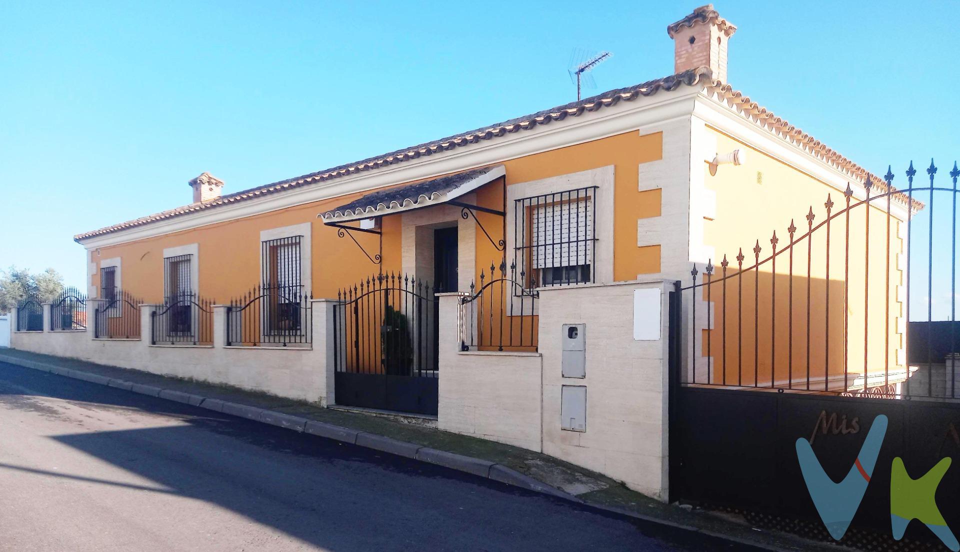 Descubre esta magnífica casa ubicada en la tranquila barriada de Lomopardo, ideal para familias que buscan comodidad y espacio. Con un total de 244 metros cuadrados construidos, distribuidos entre una amplia superficie habitable y un sótano funcional, la propiedad se asienta sobre una generosa parcela de 400 metros cuadrados. Cuenta con cuatro acogedores dormitorios y tres baños completos que ofrecen privacidad a todos los miembros del hogar. La amplia terraza es perfecta para disfrutar al aire libre o compartir momentos inolvidables con amigos y familiares. La cocina está completamente equipada con electrodomésticos e incluye acabados de alta calidad como suelos de mármol que añaden sofisticación a cada rincón del interior. Además, dispone también de armarios empotrados revestidos por toda la vivienda proporcionando amplios espacios para almacenamiento. Los aspectos destacados incluyen el sistema eficiente de aire acondicionado presente tanto en el salón como en el dormitorio principal garantizando confort durante todo el año. Existe espacio suficiente para aparcar hasta tres coches dentro de la propia parcela. Ubicada estratégicamente cerca diversos comercios locales así como colegios y paradas autobús accesibles; esta residencia no solo es atractiva desde un punto visual sino práctica ante las necesidades cotidianas. De acuerdo con lo prevenido en el Decreto 218/2005, de 11 de octubre, se informa al cliente que los Gastos Notariales, Registrales, impuesto de transmisiones (ITP) o I.V.A., Honorarios de intermediación, Gastos financieros, y otros gastos inherentes a la compraventa no están incluidos en el precio.