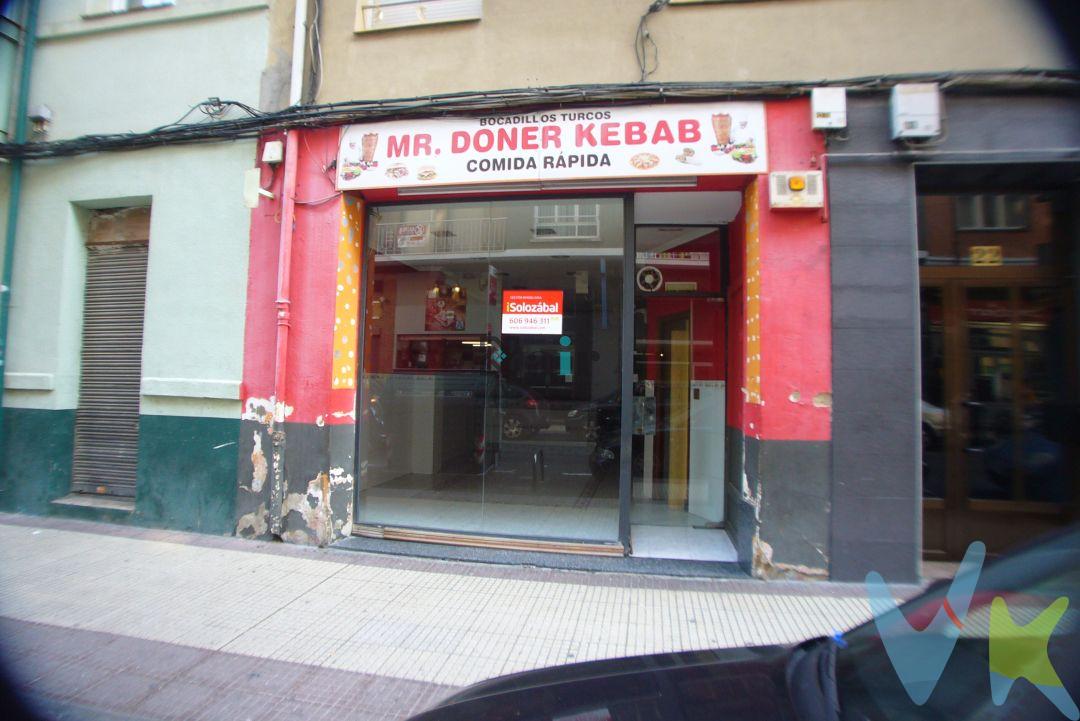 Local EN RENTABILIDAD céntrico acondicionado como Bar - Restaurante en el centro de Logroño.Local céntrico de 51 m² útiles. Fachada de 3 metros lineales. Zona de ocio  de Calle Somosierra con María Teresa Gil de Gárate. Salida de humos.Suelos de Gres. Baños. Puerta y fachada acristalada.