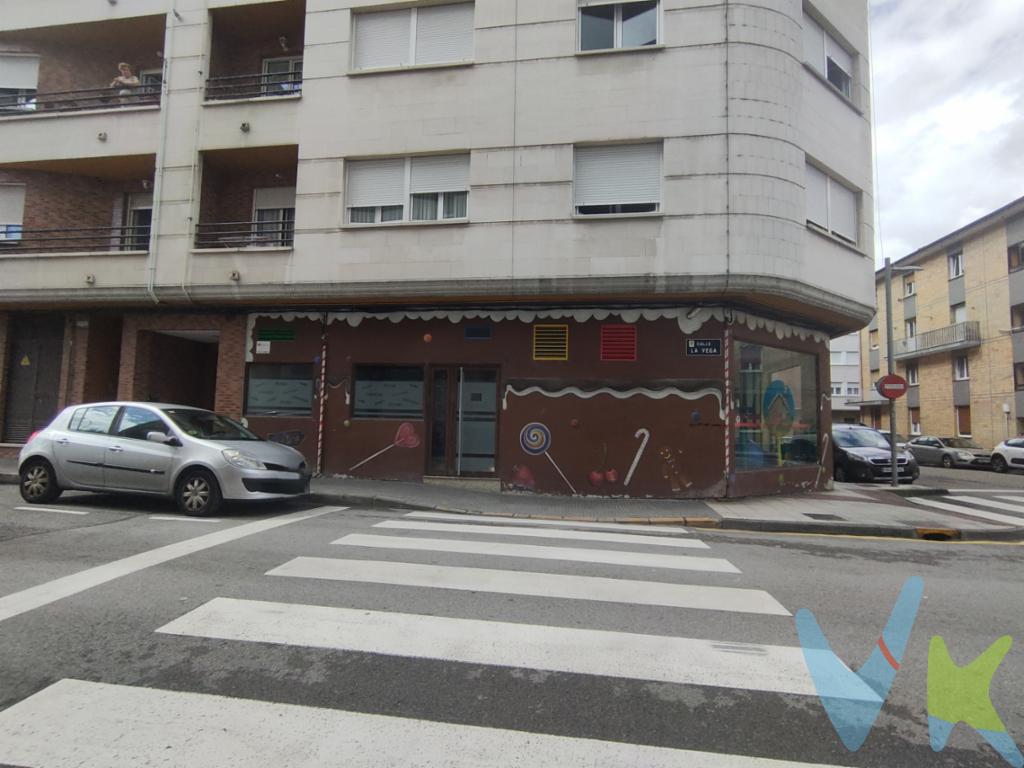 ¿Llevas tiempo dándole vueltas a montar tu propio negocio? Pues este puede ser el momento.

Tenemos a la venta un local de 135 m² en Pola de Laviana que está pidiendo a gritos que alguien le dé vida. Hace esquina, así que se ve desde todos lados, y tiene unos ventanales enormes que dejan entrar un montón de luz y que te sirven de escaparate perfecto para que todo el mundo vea lo que haces.

Y lo mejor: ya está instalado y tiene baño. Nada de meterte en obras, papeleos eternos ni gastos locos antes de empezar. Llegas, lo pones a tu gusto y a abrir.

¿Una cafetería? ¿Una tienda? ¿Tu peluquería, tu estudio, tu academia? Aquí cabe esa idea que llevas tiempo guardando en el cajón. Espacio hay de sobra y el sitio acompaña.

Deja de pensar en el \"algún día\" y empieza a pensar en el \"cuándo abro\".

