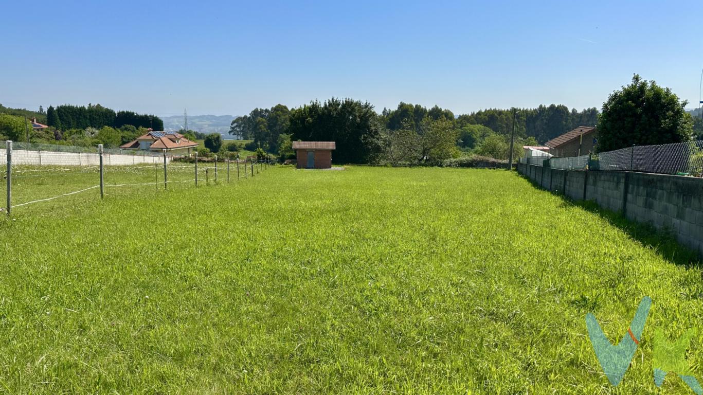 Parcela edificable en Molleda  Corvera de AsturiasSe vende parcela edificable de 1.930 m² en Molleda, Corvera de Asturias, en un entorno tranquilo y bien comunicado, ideal para quienes desean construir su hogar en plena naturaleza sin renunciar a la cercanía de los servicios.   Superficie: 1.930 m²   Construcción existente: Casa de aperos en ladrillo, con posibilidad de aprovechamiento según normativa.   Servicios: La finca dispone de suministro de agua y luz, y cuenta con el enganche de saneamiento muy próximo.   Accesos: Camino asfaltado hasta la entrada de la parcela.   Orografía: Terreno con buena disposición para edificar, soleado y con excelentes vistas despejadas.Ubicación privilegiadaSituada en una de las parroquias más demandadas de Corvera, la parcela ofrece lo mejor de la vida en el campo con la comodidad de tener todo a mano:   A pocos minutos de los centros comerciales de ParqueAstur y Trasona   Excelente comunicación con Avilés, Gijón y Oviedo mediante la A-8   Cercanía al aeropuerto de Asturias   Entorno residencial y tranquilo, rodeado de naturalezaUna oportunidad única para diseñar y construir la vivienda que siempre soñaste, con vistas abiertas y todos los servicios a pie de finca. 