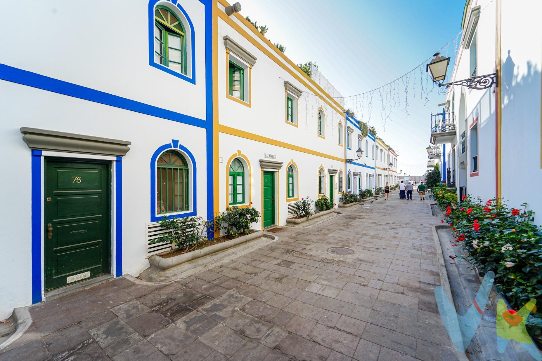 Una oportunidad única para vivir o invertir en uno de los lugares más hermosos y exclusivos de Gran Canaria: el Puerto de Mogán, conocido popularmente como "la Venecia de Gran Canaria". Esta propiedad está situada en la calle principal de esta pintoresca localidad, justo en el muelle deportivo, una ubicación privilegiada que combina la serenidad del entorno con la proximidad a la playa y a una vibrante zona gastronómica. El Puerto de Mogán es famoso por su belleza natural, sus jardines llenos de color y el impecable estado de sus viviendas, que crean un entorno acogedor. Este es un lugar ideal para pasear por sus callejones adornados con buganvillas, disfrutar de la brisa marina y deleitarse con una amplia oferta culinaria que abarca desde platos tradicionales hasta opciones internacionales. La playa, a tan solo unos metros del apartamento, se convierte en una extensión de tu hogar, permitiéndote disfrutar del sol y el mar prácticamente a diario. El interior de la propiedad ha sido completamente renovado y presenta un diseño inspirado en el estilo nórdico. Cada detalle ha sido cuidadosamente pensado para ofrecer un espacio moderno, funcional y lleno de luz. Los acabados de alta calidad y la distribución optimizada garantizan una experiencia de vida cómoda, ideal tanto para residencia permanente como para inversión vacacional. La vivienda se encuentra en un entorno que ofrece una calidad de vida excepcional. La cercanía al mar, la tranquilidad de la zona y la belleza del paisaje hacen de esta propiedad un lugar único. ###Distribución. Se distribuye en amplio salón con cocina americana, un dormitorio y baño.  . ###Aviso legal. Propiedad de concesión administrativa. Vencimiento del derecho de uso y disfrute en 2031.