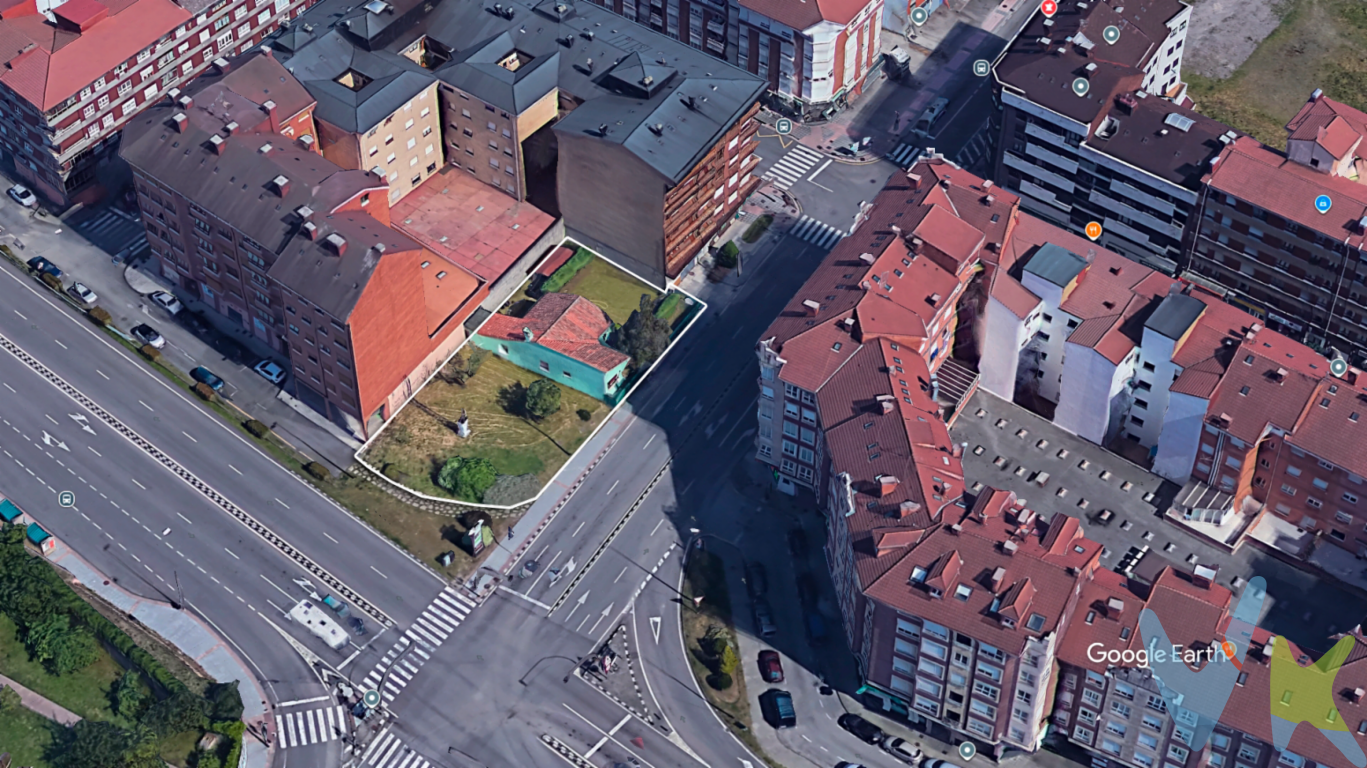  **Finca edificable en El Berrón, zona La Carrera**Se presenta una oportunidad única para adquirir una finca extraordinaria, ideal para desarrollar su proyecto personal o inversión. Situada en la pintoresca zona de La Carrera, en El Berrón, esta propiedad es un diamante en bruto esperando ser pulido para convertirlo en la joya de sus sueños. Sin lugar a dudas, este terreno edificable se perfila como una inversión inmejorable.Una de las características más destacadas de este terreno es su ubicación estratégica. Dispone de fácil acceso al sistema de alcantarillado, lo que garantiza que su futura edificación contará con todos los servicios esenciales desde el principio. Esta importante infraestructura es fundamental para asegurar la comodidad y funcionalidad de cualquier proyecto que decida emprender aquí.El transporte es otro de los puntos fuertes de esta finca. Con una estación de tren cercana, se facilita la conectividad con localidades vecinas y grandes ciudades, convirtiendo el desplazamiento diario o eventual en un trámite sencillo y eficiente. Igualmente, la proximidad a paradas de autobús amplía aún más las posibilidades de transporte público para aquellos que prefieren evitar el coche. La combinación de ambos servicios asegura una movilidad excepcional para usted y para cualquier futuro residente o usuario de esta propiedad.El terreno ofrece un espacio versátil y amplio para que su creatividad no tenga límites. ¿Desea construir la vivienda de sus sueños? ¿Está considerando el desarrollo de un proyecto de mayor envergadura? Sin importar sus objetivos, esta finca proporciona una base sólida y atractiva para convertir sus ideas en realidad. Los futuros propietarios disfrutarán de la tranquilidad de una zona residencial consolidada, rodeada de la belleza natural de Asturias, lo que brinda un entorno sereno y atractivo para vivir.La carrera en El Berrón es conocida por su ambiente acogedor y su comunidad amigable. Comprar aquí no solo implica una inversión en una propiedad, sino también en un estilo de vida. La cercanía a servicios esenciales, centros educativos y comercio local amplía las comodidades que ofrece esta ubicación. Esta fusión de conveniencia y calidad de vida hace de esta finca una opción sobresaliente para aquellos que valoran el equilibrio perfecto entre la modernidad y la tranquilidad rural.No pierda la oportunidad de visitar personalmente esta extraordinaria finca. Su encanto y potencial se aprecian mejor con una visita donde podrá experimentar la esencia de El Berrón y valorar el sinfín de posibilidades que esta propiedad encierra. Estamos a su disposición para coordinar una atención personalizada que le permita conocer todos los detalles que hacen de esta finca una de las mejores ofertas del mercado.Inicie su proyecto en un lugar destinado al éxito y el bienestar. No deje pasar la oportunidad de adquirir una propiedad con posibilidades ilimitadas, transportes excelentes y una ubicación envidiable en el corazón de Asturias. Esta finca le espera con los brazos abiertos, lista para convertirse en el mejor capítulo de su vida o de su cartera de inversiones. Visítenos y descubra por qué esta oferta es justo lo que estaba buscando. 