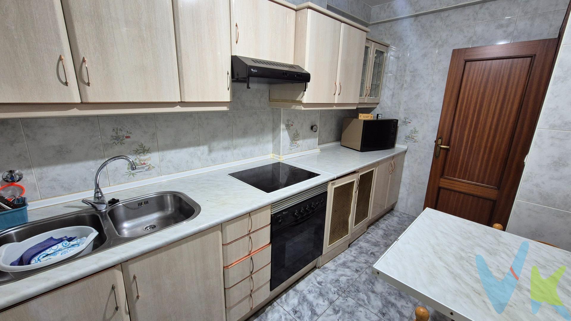 Vivienda ubicada en la primera planta, cuenta con tres habitaciones, baño completo, salón, cocina y una pequeña terraza. La calefacción y ACS es por gas natural. No dispone de ascensor.