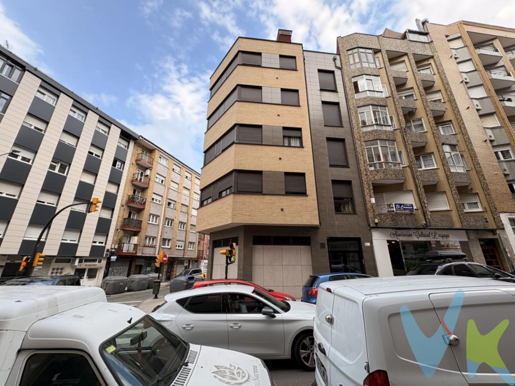 ¿Quieres olvidarte del coche y tener todo a un paso? Este apartamento totalmente exterior combina la comodidad urbana con una distribución impecable en una de las zonas más codiciadas de Gijón.Ubicación Privilegiada (Calle Cabrales)Junto al Colegio de los Jesuitas: Entorno consolidado, seguro y rodeado de todos los servicios (supermercados, sidrerías, transporte público y comercios).A un paso del Centro y de la Playa de San Lorenzo: Camina hasta la playa, el Parque de Begoña o las mejores zonas comerciales y de ocio en escasos minutos.Distribución Práctica y FuncionalDormitorio Amplio: Diseñado para garantizar un descanso óptimo.Salón Acogedor: Un ambiente cálido y confortable para relajarte.Vivienda 100% Exterior: Espacios bañados por la luz natural durante todo el día.Baño Completo: En excelente estado para el uso diario.Cocina Independiente: Práctica, funcional y bien aprovechada.Incluye TrasteroEspacio Extra de Almacenamiento: Un práctico trastero fundamental para mantener la casa siempre en orden.Ideal como Primera Vivienda, Segunda Residencia o Inversión. Por su ubicación estratégica y alta demanda de alquiler en la zona, es una oportunidad con rentabilidad garantizada.¿Quieres venir a verlo? Contáctanos hoy mismo y coordina tu visita sin compromiso.Gastos e impuestos no incluidos en el precio. En segundas transmisiones, el comprador abona el ITP (porcentajes en Asturias: https://sede.tributasenasturias.es/sites/sede/default/es_ES/Que-quieres-hacer/Transmisiones-Patrimoniales-y-AJD), calculado sobre el mayor valor entre precio, tasación o valor de referencia catastral. Notaría y registro según aranceles variables; el comprador elige notario. El vendedor asume la plusvalía municipal; el resto de gastos (incluida hipoteca: tasación, costes bancarios, gestoría y formalización) son del comprador.Honorarios: intermediación a cargo del vendedor; mediación a cargo del comprador del 2% + IVA, mínimo 2.000  + IVA.El consumidor puede solicitar información y documentación adicional en la sede física o por correo electrónico de la Agencia (contacto en la web). La agencia actúa solo como intermediaria; toda compraventa queda sujeta a la aceptación expresa del vendedor y a la formalización del contrato. Anuncio meramente informativo: los datos corresponden a la fecha de publicación y pueden variar por actualizaciones legales, contractuales o fiscales.