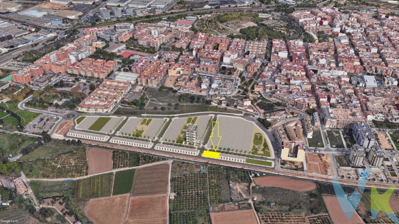 Se pone a la venta un solar con un enorme potencial urbanístico situado en la zona de Los Molinos (Paterna), dentro del ámbito del Plan de Reforma Interior. Un activo ideal para inversores, empresas y promotores que buscan un espacio versátil, con normativa actualizada y múltiples posibilidades de explotación. Sótano permitido.Según informe urbanístico del Ayuntamiento de Paterna, esta parcela/local cuenta con una regulación que amplía los usos permitidos, convirtiéndola en una de las opciones más flexibles y rentables de la zona.✅ Usos urbanísticos permitidosEl inmueble admite de forma expresa los siguientes usos:Recreativo (TR)Oficinas (TO)Terciario Comercial (TC)Uso Hotelero (TH)  recientemente incorporado como compatible.Esta combinación lo convierte en un activo perfecto para desarrollar:- Proyectos mixtos con alta rentabilidad- Espacios deportivos, de ocio o actividades recreativas- Superficies comerciales- Centros empresariales, coworking o sedes corporativas- Hoteles o apartamentos hoteleros📍 Ubicación estratégicaLos Molinos es una de las áreas con mayor proyección de Paterna, perfectamente conectada con:Un entorno en crecimiento, con gran demanda de servicios, hotelería y oficinas.Parque TecnológicoPolígono Fuente del JarroAutovías principalesValencia capital🌆 Sobre PaternaPaterna es uno de los municipios más dinámicos del área metropolitana de Valencia, con fuerte actividad empresarial, excelentes comunicaciones, amplia oferta de servicios y un tejido económico en constante expansión. Una ubicación ideal para garantizar la viabilidad y rentabilidad de cualquier proyecto terciario u hotelero.El precio no incluye gastos de notaría, gestoría y registro de la propiedad, que se concretarán según su arancel profesional; los impuestos aplicables, a determinar según su normativa específica y los gastos de financiación 