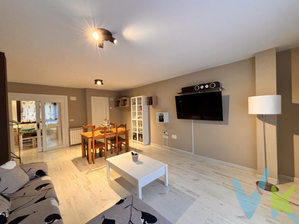  En Mieres, a un kilómetro de la estación de trenPresentamos una magnífica oportunidad de adquirir esta encantadora casa adosada en venta, construida en el año 2004 y recientemente reformada, en un entorno cómodo y accesible, con todas las facilidades que una familia moderna puede necesitar. Su distribución está pensada para maximizar el confort y la funcionalidad en cada rincón.Cuenta con una superficie de 201.92 m2 construidos, de los cuales 149.74 m2 son útiles, proporcionando un amplio espacio interior. TDispone de tres amplísimas habitaciones (11, 19 y 20 m2) aseguran suficiente espacio para todos los miembros de la familia o para aquellos que buscan un ambiente donde combinar trabajo y hogar,estas habitaciones son luminosas, proporcionando un refugio perfecto para descansar y relajarse.La propiedad dispone de un garaje privado, que ofrece la tranquilidad de saber que su vehículo estará siempre seguro y protegido, un aspecto  ideal para aquellos que valoran la comodidad de dejar el coche en casa después de un largo día de trabajo. Un punto destacado es su localización estratégica por la cercanía a servicios de transporte público, como trenes y autobuses y la proximidad del acceso a la autopista, facilitan los desplazamientos cotidianos. Olvídate de los largos ratos en el tráfico, y disfruta de más tiempo para lo que realmente importa.Diseñada con un estilo moderno, esta casa combina funcionalidad con estética,la arquitectura permite una distribución óptima del espacio, facilitando la ventilación y el acceso de la luz natural y disfrutando de un ambiente acogedor todo el año.El entorno de Mieres, en el que se encuentra esta propiedad, es conocido por su tranquilidad y la calidad de vida que ofrece a sus residentes. Aquí, podrás disfrutar de la ventaja de vivir en una zona bien comunicada, sin sacrificar el confort de un hogar espacioso y moderno.Si lo que buscas es un espacio que ofrezca tanto comodidad como practicidad, esta casa es perfecta para ti. La combinación de características tanto interiores como exteriores hacen que esta propiedad sea una opción idónea para quienes desean mejorar su calidad de vida.No pierdas la oportunidad de convertir este espacio en tu hogar ideal con el que siempre has soñado.Estamos aquí para asistirte y resolver cualquier duda que puedas tener, asegurando así una experiencia de compra transparente y satisfactoria.Confía en Profesionales acreditados. Disponemos de las certificaciones CRS y Realtor y todos nuestros agentes tienen la titulación AIR (Agentes inmobiliarios Registrados). Tenemos más de 30 años de experiencia en el sector. Todas las cantidades recogidas como depósito están garantizadas mediante seguro de caución.Consulta nuestras reseñas en Google y descubre por qué tantos clientes confían en nosotros.El precio NO incluye: Impuestos, gastos de Notaría, registro y honorarios de los servicios contratados por los compradores a la Agencia Inmobiliaria.A título orientativo, en segundas transmisiones, el comprador abonará el Impuesto sobre Transmisiones Patrimoniales (ITP). Para consultar los porcentajes del ITP en Asturias puede hacerlo a través de la web oficial de servicios tributarios del Principado de Asturias https://sede.tributasenasturias.es/sites/sede/default/es_ES/Que-quieres-hacer/Transmisiones-Patrimoniales-y-AJD. La base imponible será el mayor valor entre precio de compraventa, tasación o valor de referencia catastral. Gastos de notaría y registro según aranceles variables según precio, número de copias y complejidad.El comprador escoge libremente notario. El vendedor asume la plusvalía y el resto de gastos son del comprador. Si se precisa hipoteca: Tasación, condiciones y costes bancarios según entidad elegida por el comprador; así como los gastos de gestoría y cualesquiera otros inherentes a la formalización de la compraventa. De acuerdo con la ley, no se incluyen en el precio otros gastos o tributos que legalmente correspondan al comprador. El consumidor tiene derecho, conforme a la normativa vigente, a disponer de información y documentación adicional relativa al inmueble y condiciones de la compraventa, accesible en la sede física de la Agencia Eurocasa Gijón, en Santa Doradía, nº 14-Bajo, en Gijón, o a través del correo electrónico info@eurocasagijon.com. La agencia actúa exclusivamente como intermediaria en la operación. Cualquier compraventa y sus condiciones quedan sujetas en todo caso a la aceptación expresa del vendedor del inmueble y a la posterior formalización del correspondiente contrato. El presente anuncio tiene carácter meramente informativo; la información suministrada se corresponde con la disponible a la fecha de publicación, pudiendo variar en función de las circunstancias o actualizaciones legales, contractuales y fiscales.