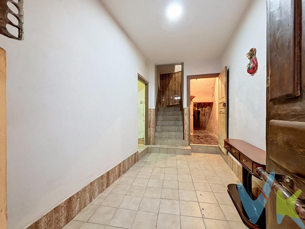 Esta magnífica casa unifamiliar de 270 m2 en el Casco Histórico representa una oportunidad excepcional tanto para familias que buscan amplitud como para emprendedores que valoran una ubicación estratégica, ofreciendo una estructura versátil distribuida en planta baja más dos niveles que incluyen una bodega tradicional y 2 estancias para uso diversos. La zona noble, situada en la primera planta y lista para entrar a vivir, se compone de un acogedor salón con aire acondicionado, cocina independiente, baño completo y tres amplios dormitorios, mientras que la segunda planta añade dos dormitorios adicionales y el mayor tesoro de la propiedad: una terraza privada de casi 40 m2 con vistas privilegiadas de la Catedral. Equipada con calefacción de gas natural, climatización en estancias principales y ventanas de aluminio con cristal Climalit, esta vivienda combina el encanto de la arquitectura tradicional con el confort técnico necesario para garantizar una inversión segura y un hogar lleno de posibilidades en el centro de Tudela.