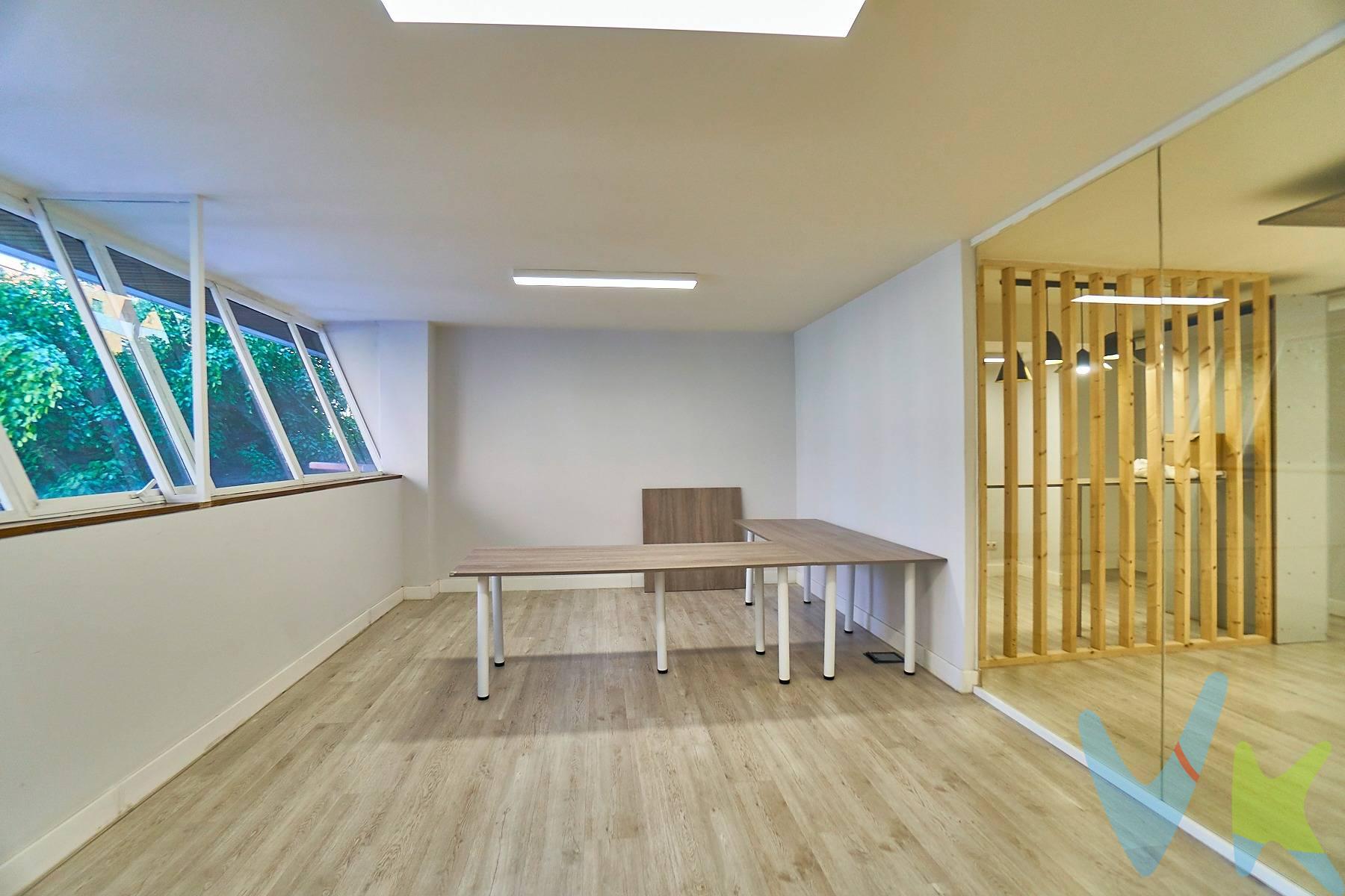 Le ofrecemos esta magnífica oficina  reformada, situada en una de las mejores zonas comerciales de la ciudad y de alta densidad de población, Mesa y López, muy céntrica y bien comunicada, le permitirá establecer su sede de empresa, perfecta para una asesoría, gestoría, centro de estudios, despacho técnico, etc. Con zonas de aparcamiento azules y verdes cercanas y el parking de la Plaza de la Victoria, sus clientes no tendrán problemas en acceder. Tiene dos entradas, una por C/Mesa y López que dispone de ascensor y montasillas para acceso hasta la oficina, y otra entrada por C/ Jesus Ferrer Jimeno que está a nivel de calle. Hay un conserje en la entrada que ayudará a los clientes a dirigirse a su oficina. Se trata de una oficina de 218m2 construidos compuesta de dos fincas registrales unidas, fue reformada íntegramente en tabiquería, instalaciones eléctricas, fontanería, baños, aire acondicionado, suelos en tarima flotante. Tiene dos aseos y dos accesos al patio de luces comunitario que sirve de iluminación y ventilación. La reforma ha permitido crear una oficina con un ambiente moderno, espacioso y muy luminoso, con distintos zonas de uso, un recibidor, hasta 6 espacios individualizados para uso como despachos, archivos, almacén, cocina/office y otros espacios diáfanos para colocar varios puestos de trabajo. El aire acondicionado en todas las estancias sin duda ayudará en los días calurosos. El estado es excelente y no necesitará de grandes reformas para establecerse en ella. Si su empresa no necesita tanto espacio, al tratarse de dos fincas registrales y tener dos entradas, es susceptible de volver a dividirse y vender o alquilar la parte que no necesite. Aún así, esta venta sólo se plantea para compradores que la quieran íntegramente. Los gastos de impuestos, registro, notaría y cualquier otro derivados de la venta no están incluidos en el precio PVP. . 