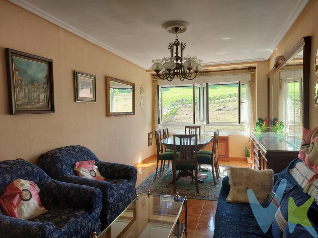 Se vende vivienda situada en la zona de Ceares, Gijón, en una ubicación tranquila y bien comunicada, con vistas despejadas y mucha luz natural.La vivienda cuenta con una distribución cómoda y funcional:3 habitacionesSalón-comedor amplio con gran ventanal muy luminosoCocina independiente de buen tamaño1 baño completo1 aseoDespensaAdemás, el precio incluye: Plaza de garajeTrasteroEl piso se encuentra para actualizar, aunque tiene muy buena base y muchas posibilidades para adaptarlo al gusto de cada uno.Ubicado en una zona con todos los servicios cerca, comercios, transporte y buenas conexiones con el centro de Gijón.Una oportunidad ideal tanto como vivienda habitual como para quienes buscan un piso amplio para reformar a su gusto en una buena zona de la ciudad.La compraventa está sujeta a una fecha de escritura aplazada, por circunstancias de la propiedad.Contacta con nosotros para más información o para concertar una visita. Gastos e impuestos no incluidos en el precio. A título orientativo, en segundas transmisiones, el comprador abonará el Impuesto sobre Transmisiones Patrimoniales (ITP). La base imponible será el mayor valor entre precio de compraventa, tasación o valor de referencia catastral. Gastos de notaría y registro aranceles variables según precio, número de copias y complejidad).     El comprador escoge libremente notario. El vendedor asume la plusvalía y el resto de gastos son del comprador. Si se precisa hipoteca: Tasación, condiciones y costes bancarios según entidad elegida por el comprador; así como los gastos de gestoría y cualesquiera otros inherentes a la formalización de la compraventa. De acuerdo con la ley, no se incluyen en el precio otros gastos o tributos que legalmente correspondan al comprador. Honorarios de intermediación inmobiliaria a cargo del vendedor y honorarios de mediación inmobiliaria del 2% más I.V.A. (con un mínimo de 2.000 + IVA) a cargo del comprador.El consumidor tiene derecho, conforme a la normativa vigente, a disponer de información y documentación adicional relativa al inmueble y condiciones de la compraventa, accesible en la sede física de la agencia. La agencia actúa exclusivamente como intermediaria en la operación. Cualquier compraventa y sus condiciones quedan sujetas en todo caso a la aceptación expresa del vendedor del inmueble y a la posterior formalización del correspondiente contrato. El presente anuncio tiene carácter meramente informativo; la información suministrada se corresponde con la disponible a la fecha de publicación, pudiendo variar en función de las circunstancias o actualizaciones legales, contractuales y fiscales.