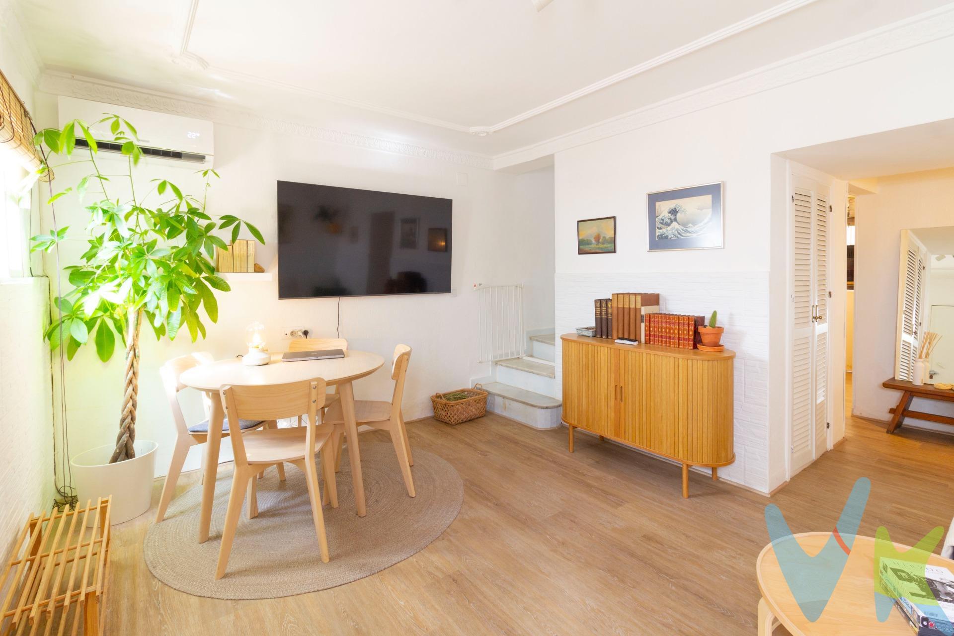 🏡 Encantadora casa de dos plantas en la barriada del Pilar. Descubre esta acogedora vivienda situada en una zona tranquila y bien comunicada, perfecta para quienes buscan comodidad, luz y un ambiente familiar. En la planta baja encontramos el  salón con espacio para crear una zona de descanso y comedor, una cocina independiente con acceso directo al patio interior, ideal  tender la ropa con comodidad, y un cuarto de baño reformado con placa de ducha. La planta superior alberga dos dormitorios luminosos, ambos con buena ventilación, y acceso a una azotea privada, un espacio perfecto para relajarte, tomar el sol o crear tu pequeño rincón verde. La vivienda se entrega amueblada y con electrodomésticos incluidos, a excepción de algunos efectos personales. La vivienda se encuentra en la barriada del Pilar, una zona tranquila con todos los servicios cercanos: tiendas, colegios, parques y fácil aparcamiento. ✨ Ideal como primera vivienda o inversión, lista para entrar a vivir y con muchas posibilidades de personalización.