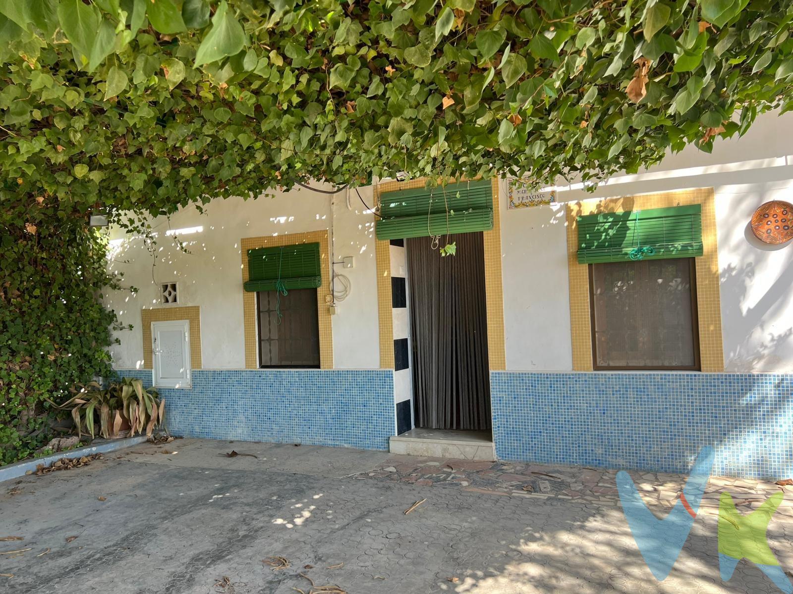 Crea el hogar que siempre has soñado en esta bonita vivienda ubicada en la encantadora zona de Macisvenda, donde el campo se encuentra con la sofisticación. Con una superficie construida de 186 m² sobre una extensa parcela de 1450 m², esta propiedad es ideal para quienes buscan tranquilidad sin renunciar a las comodidades contemporáneas. La vivienda dispone de un amplio salón con estufa y acceso directo a un hermoso patio cubierto. El interior cuenta con tres habitaciones dobles cuidadosamente diseñadas y un baño completo; además, su cocina equipada permite personalización según sus gustos culinarios e incluye otra completa adornada por chimenea y despensa. En el exterior encontramos áreas sombreadas accesibles desde la zona del terreno y barbacoa, perfectas para disfrutar del aire libre mientras contempla vistas despejadas hacia montañas circundantes. Esta casa también ofrece espacios verdes arbolados ideales para reuniones familiares o amistosas así como posibilidades excepcionales como instalar una piscina que hará los veranos más acogedores. ¡No dejes pasar esta oportunidad! Para terminar, te queremos comentar algo: ¡Descubre una aventura inmobiliaria que combina calidad, pasión y profesionalidad! La confianza que los propietarios han depositado en nosotros para trabajar en exclusiva es un testimonio de nuestro compromiso en brindarte un servicio excepcional. Aquí viene el detalle especial: al contactarnos directamente, evitarás molestarlos, nosotros seremos tus intermediarios y te proporcionaremos toda la asistencia necesaria. Estamos aquí para facilitarte la documentación e información que requieras, y te prometemos un trato cálido y sin complicaciones. Te informaremos detalladamente de todos los aspectos, incluyendo gastos de la compra y honorarios de agencia que no están incluidos en el precio, para garantizar tu comodidad y tranquilidad durante todo el proceso. Esa es nuestra esencia, proporcionarte #Calma. #Calma es el estado ideal de tranquilidad que tendrás al comprar tu casa con nosotros.