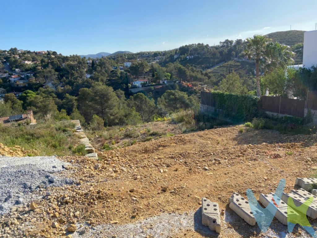 A la venta terreno en Olivella...Posibilidad de adquirir únicamente el terreno o también el proyecto...El proyecto asociado está pensado para que resulte cómoda y práctica, distribuida en dos plantas y sin apenas escaleras consta de 165m2 construidos. En planta calle dispone de salón-cocina de 46m2, un espacio hecho para el disfrute de toda la familia, con grandes ventanales, mucha entrada de luz y salida directa al jardín y a la terraza. En la misma planta dispondremos de baño completo con plato de ducha...En planta superior contamos con tres habitaciones dobles, una de ellas en suite con baño y todas muy luminosas, además hay un segundo baño en planta para el resto de las estancias...La zona exterior es amplia y está hecha para aprovechar al máximo el estupendo clima de la zona, podrás deleitarte con la vegetación, refrescarte en la piscina y preparar las mejores barbacoas! Cuenta con garaje exterior en zona de porche...La casa tiene unas excelentes calidades: fachada de Sate, calefacción radiante, aerotermia, puertas lacadas en blanco, ventanas de aluminio negro, persianas motorizadas, sanitarios y grifería Roca, electrodomésticos de la cocina Bosch serie 2, sobre de cocina Neolith gris perla, mobiliario de cocina grupo 2 con tiradores integrados en blanco, piscina de 3x5 revestida de gres y con equipo salino, pavimento exterior de hormigón impreso en la zona de la piscina, valla principal con muro de 1 metro de altura y 0.80 de celosía metálica y vallas perimetrales con muro de 1 metro de altura y malla de torsión...PRECIO TERRENO 87.000.PRECIO TERRENO + PROYECTO 447.000..Si te apetece disfrutar de todo lo bueno que te va a ofrecer este hogar, llámanos y te informamos de todo!..El precio en el anuncio no incluye impuestos de compra (ITP, IVA , AJD), ni los gastos de Notaría y Registro de la Propiedad. La información visual y documental del anuncio no tiene carácter contractual y puede no ser del todo precisa. El mobiliario y el equipamiento que se muestra en las imágenes no está incluido en el precio de venta, a menos que se indique lo contrario.. .aicat. 6883 / api. A11312