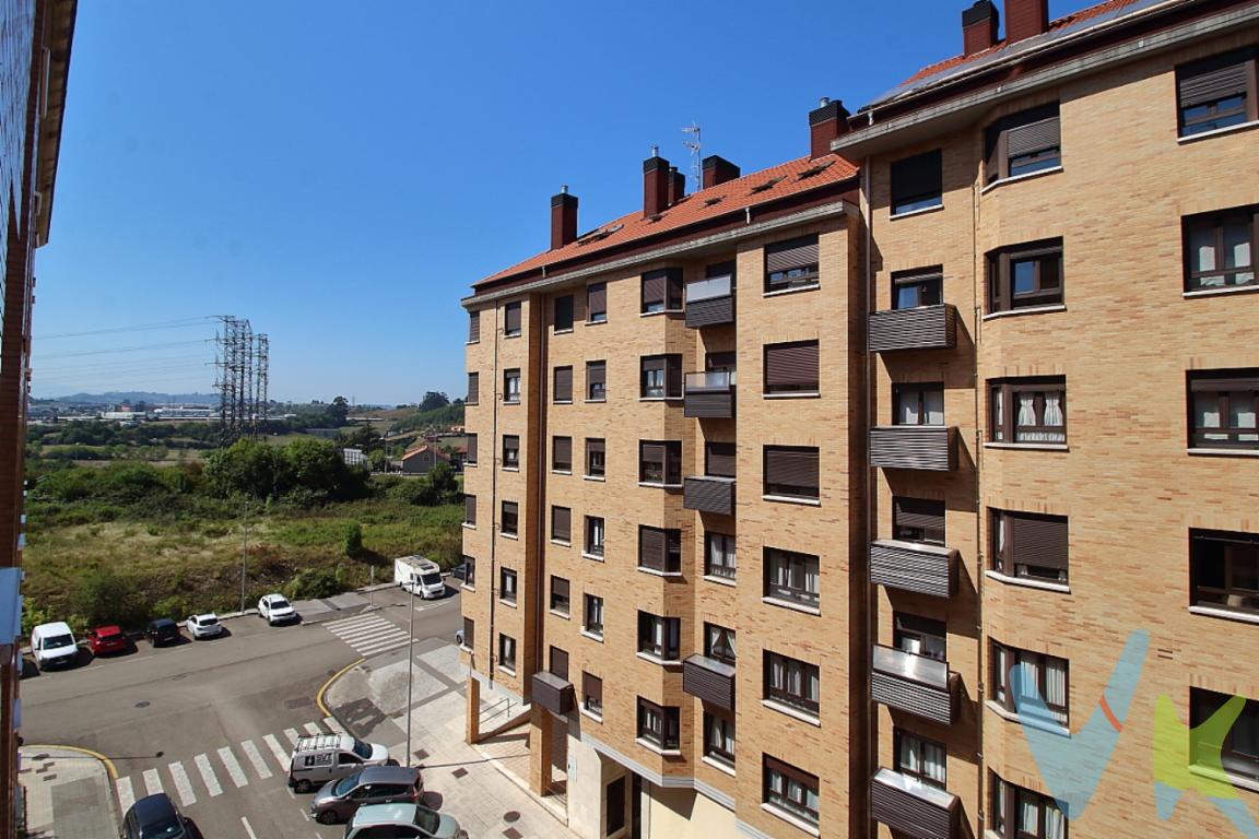 ¡Tu nuevo hogar te espera en Roces, Gijón! Espacio, confort y rodeado de zonas verdes ¿Buscas un piso amplio, listo para entrar a vivir y en un entorno tranquilo pero perfectamente conectado? Esta fantástica vivienda en el demandado barrio de Roces reúne todo lo que tu familia necesita para disfrutar de la máxima comodidad y calidad de vida. Distribución pensada para tu bienestar Salón-comedor excepcional: Un espacio amplio, diáfano y luminoso . El lugar perfecto para tus momentos de descanso, cenas con amigos o tardes de cine en familia.Cocina moderna y muy práctica: Totalmente funcional, con un diseño contemporáneo y optimizada al milímetro para ofrecerte una gran capacidad de almacenaje y comodidad en tu día a día.3 Habitaciones exteriores: Dormitorios amplios , el principal con baño en suite, llenos de luz natural, ideales para garantizar el descanso de toda la familia o para adaptar uno de ellos como tu despacho de teletrabajo.2 Baños completos: Confort y privacidad para todos, evitando las esperas en las mañanas más ajetreadas.Tendal exterior cubiertoAlmacenaje y comodidad total incluidos Amplia plaza de garaje: Olvídate de dar vueltas buscando sitio. Aparca cómodamente en tu plaza de grandes dimensiones.¡Doble espacio extra!: El piso cuenta con dos trasteros, la solución definitiva de organización para guardar bicicletas, maletas, ropa de otra temporada y todo lo que necesites de forma independiente.Un entorno priviligiado y lleno de vidaCon todos los servicios necesarios a pie de calle ¡No dejes escapar esta oportunidad única! Ven a visitarlo y descubre por ti mismo el que pronto será el hogar de tus sueños. Contáctanos hoy mismo para concertar una visita. Gastos e impuestos no incluidos en el precio. En segundas transmisiones, el comprador abona el ITP (porcentajes en Asturias: https://sede.tributasenasturias.es/sites/sede/default/es_ES/Que-quieres-hacer/Transmisiones-Patrimoniales-y-AJD), calculado sobre el mayor valor entre precio, tasación o valor de referencia catastral. Notaría y registro según aranceles variables; el comprador elige notario. El vendedor asume la plusvalía municipal; el resto de gastos (incluida hipoteca: tasación, costes bancarios, gestoría y formalización) son del comprador.Honorarios: intermediación a cargo del vendedor; mediación a cargo del comprador del 2% + IVA, mínimo 2.000  + IVA.El consumidor puede solicitar información y documentación adicional en la sede física o por correo electrónico de la Agencia (contacto en la web). La agencia actúa solo como intermediaria; toda compraventa queda sujeta a la aceptación expresa del vendedor y a la formalización del contrato. Anuncio meramente informativo: los datos corresponden a la fecha de publicación y pueden variar por actualizaciones legales, contractuales o fiscales.        