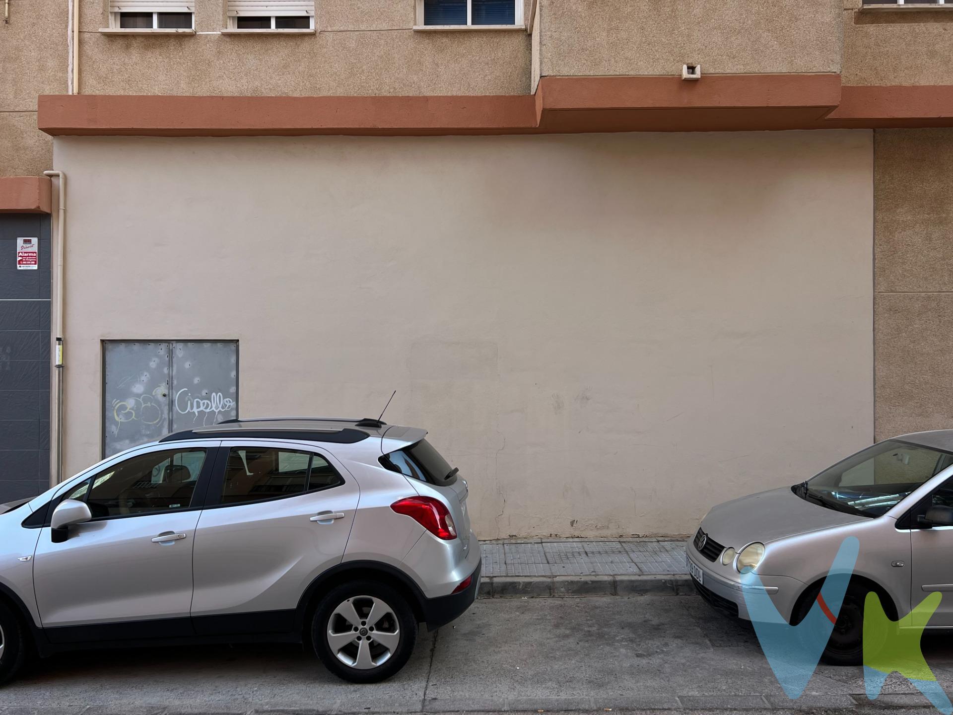 Excelente local comercial localizado en la zona de Hornos Púnicos, ideal para oficina o para convertirla en hogar, posibilidad de 2 habitaciones y 2 baños perfectamente, tiene 2 bolsa de aparcamiento y cerca de transportes públicos y centro comercial. Tiene fachada a la calle y ventanas al amplio patio interior del edificio. * Gastos de compraventa no incluidos en el precio. Infórmese sin compromiso. Si le interesa esta vivienda pero necesita vender antes de comprar, le ofrecemos valoración gratuita de su propiedad y le ayudamos a encontrar un comprador. *Periodo de validez del anuncio hasta el 31 de Diciembre de 2025