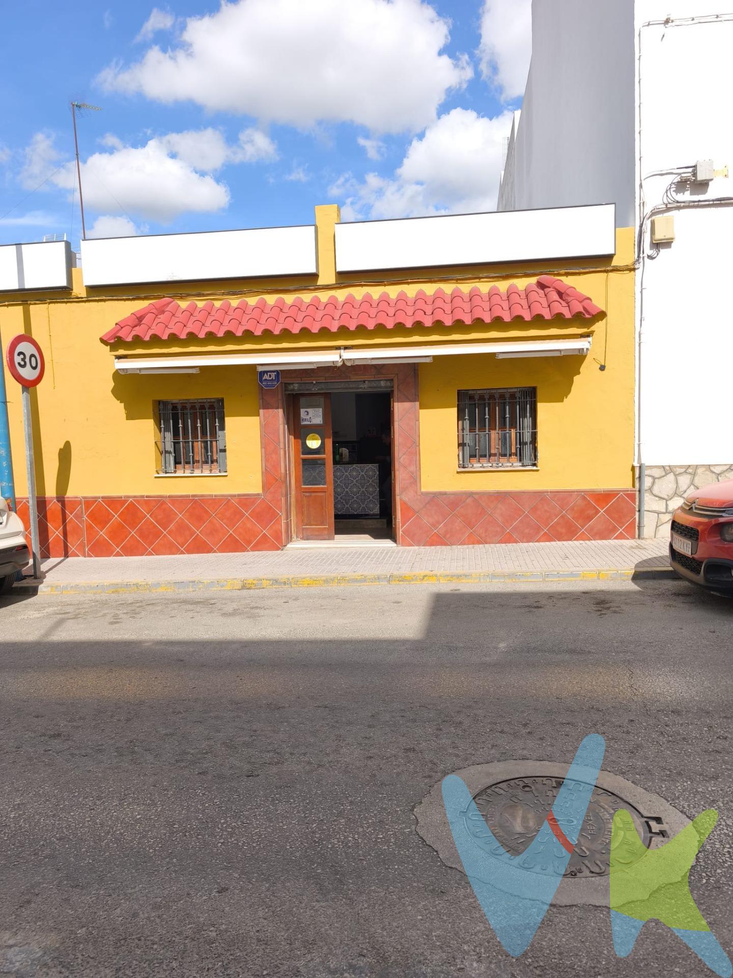¡Descubre el potencial de este espectacular local comercial! 🌟 Ubicado en una zona privilegiada que garantiza un flujo constante de clientes, es ideal para emprendedores y empresarios del sector de la hostelería o retail. Con una amplia barra 🍽️ diseñada para ofrecer el mejor servicio y un salón espacioso perfecto para acomodar a numerosos comensales o compradores, tu negocio podrá brillar aquí. Además, cuenta con cocina independiente 👩‍🍳 y práctico almacén 🧺 que facilitan las operaciones diarias. Este inmueble incluye también dos baños 🚻; uno adaptado para personas con movilidad reducida, cumpliendo así todas las normativas vigentes sobre accesibilidad ♿. Un patio exclusivo añade valor al local permitiendo actividades al aire libre ☀️ o almacenamiento adicional si fuese necesario. Y lo mejor: ¡ya dispone de clientela fija consolidada! 💼 También tienes la opción única de convertir este espacio en vivienda 🏡 y sumarle una planta más aprovechando su versatilidad sin igual. Comercializamos este inmueble en exclusiva, lo que le garantiza el acceso a toda la información y un servicio de calidad. En cumplimiento del Decreto de la Junta de Andalucía 218/2005 del 11 de Octubre, se informa al cliente que los gastos notariales, registrales, ITP y otros gastos inherentes a la compraventa no están incluidos en el precio. Para mayor seguridad ofrecemos Seguro de Caución garantizando tu inversión al reservar o firmar arras