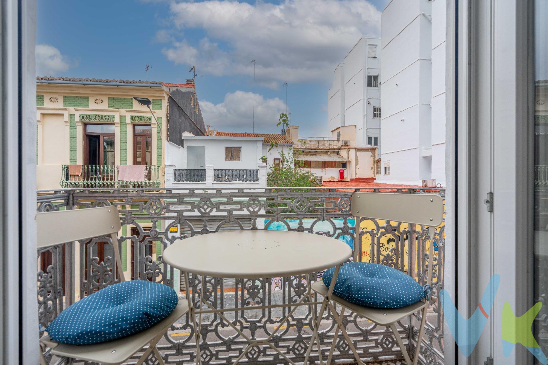 En el corazón del Cabañal, el barrio más auténtico y con más vida de Valencia, te espera este encantador piso de 43 m², totalmente reformado, en una casa típica del barrio marinero. Un espacio hecho con mimo y coherencia, donde cada detalle ha sido diseñado para ofrecer comodidad, armonía y luminosidad. La vivienda, situada en un primer piso sin ascensor, se organiza en una única estancia que aprovecha al máximo cada rincón, con un baño completo, una pequeña terraza interior para desconectar, y un balcón exterior que deja pasar la luz gracias a su orientación este-oeste. Con sus más de tres metros de altura, el ambiente se siente amplio, acogedor y lleno de vida. Perfecto para una persona, una pareja o quien pase de paso por la ciudad, este piso te conecta con todo lo que hace del Cabañal un lugar especial: la playa a pocos minutos, mercados tradicionales, cafés con encanto, arte urbano, y esa energía creativa que mezcla historia y modernidad. Además, disfrutarás de una excelente red de transporte público —tranvía, autobuses y metro— que te conecta fácilmente con el centro de Valencia, la Ciudad de las Artes y las Ciencias, universidades y todos los rincones de la ciudad. Tiendas, servicios, restaurantes y vida local: todo lo que necesitas está a tu alrededor. 💙 Vivir aquí es disfrutar del mar, de la cultura y del alma valenciana.