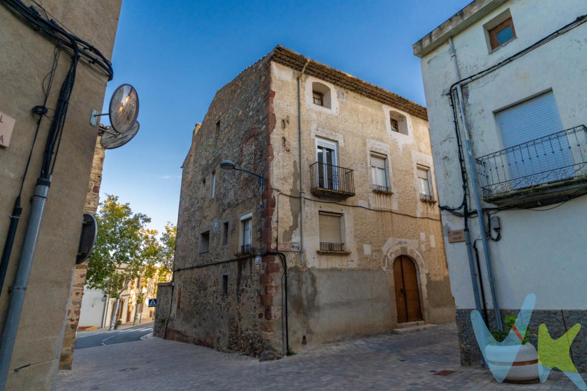 Casa señorial en pleno núcleo urbano de Vilanova d\'Escornalbou, un pueblo tranquilo del Baix Camp rodeado de paisaje y a poca distancia de Riudecanyes, Mont-roig del Camp, el Castell-Monestir d\' Escornalbou y la Costa Daurada.La casa conserva todo su carácter: muros de piedra, portal con arco, porticones, balcones de hierro forjado y techos altos con vigas de madera vista. Al mismo tiempo, tiene estancias e instalaciones actualizadas y se encuentra en buen estado general de conservación.La vivienda (390 m² construidos) en 2 plantas:Recibidor y varias salas comunicadas, entre ellas una gran sala.Zonas de estar luminosas.Cocina independiente actualizada.8 habitaciones.2 baños completos.Zona de lavado.Terraza exterior de 25 m² con excelentes vistas al marAdemás:Edificio anexo con cochera de 72 m².156 m² de zonas auxiliares en planta baja: almacenes, salas y bodega con cup.193 m² de desván, hoy sin uso y con mucho potencial.Jardín exterior de 50 m².Terreno anexo cerrado urbano edificable de unos 700 m², sin construir.En total son 811 m² construidos. Es una propiedad singular, pensada para una familia grande, para quien quiera vivir en un pueblo con todos los servicios básicos (escuela, consultorio, farmacia, comercio, transporte) o para un proyecto de alojamiento rural. (Actualmente como negocio hospedaje rural)Contacta con nosotros y te enseñamos la casa.El precio indicado corresponde al PVP (Precio de Venta al Público).Los gastos adicionales derivados de la compraventa como los de notaría, registro de la propiedad e Impuesto de Transmisiones Patrimoniales (ITP)no están incluidos en el PVP. Estos gastos pueden variar según el precio final de la operación y la normativa aplicable, ya que se calculan sobre la base imponible del valor de transmisión del inmueble.API: 659 AICAT: 2268 ANTONIO MIGUEL GIL LLABERIA  - VIVENDEX REUS PARTNERS SL