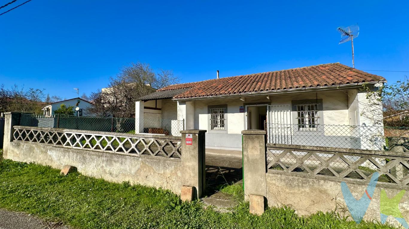  En el entorno privilegiado de Roces, Gijón, se encuentra disponible para la venta esta casa independiente, construida en el año 1890 y dentro de una espectacular parcela de casi 2.000 m2 . Esta vivienda de 130 m2 construidos está totalmente para reformar, tiene anexa una cuadra que se podría incorporar a la vivienda.La parcela sobre la cual se erige esta se encuentra catalogada como suelo urbano, está totalmente cerrada, es llana y está perfectamente orientada y en pleno corazón del barrio de Roces y al lado de todos los servicios. Esta característica proporciona un alto grado de privacidad, creando un espacio seguro y protegido que la convierte en un refugio ideal del bullicio de la vida urbana. La propiedad se ubica en un área con acceso a todos los servicios esenciales, sin sacrificar la tranquilidad que solo se encuentra al vivir en un entorno residencial apacible. La comunidad de Roces en Gijón es bien conocida por su ambiente acogedor, lo que ofrece el equilibrio perfecto entre lo cotidiano y lo exclusivo.Visitar esta casa es una oportunidad que no se debe dejar pasar. Con cada rincón que cuenta una historia, la propiedad ofrece mucho más que un simple lugar donde vivir. Es una experiencia, una decisión que combinará lo mejor del ayer y del hoy, con una visión hacia el futuro.EN EL PRECIO DE VENTA NO ESTÁN INCLUIDOS NI EL IMPUESTO DE TRANSMISIONES PATRIMONIALES NI LOS GASTOS DE NOTARÍA Y REGISTRO.