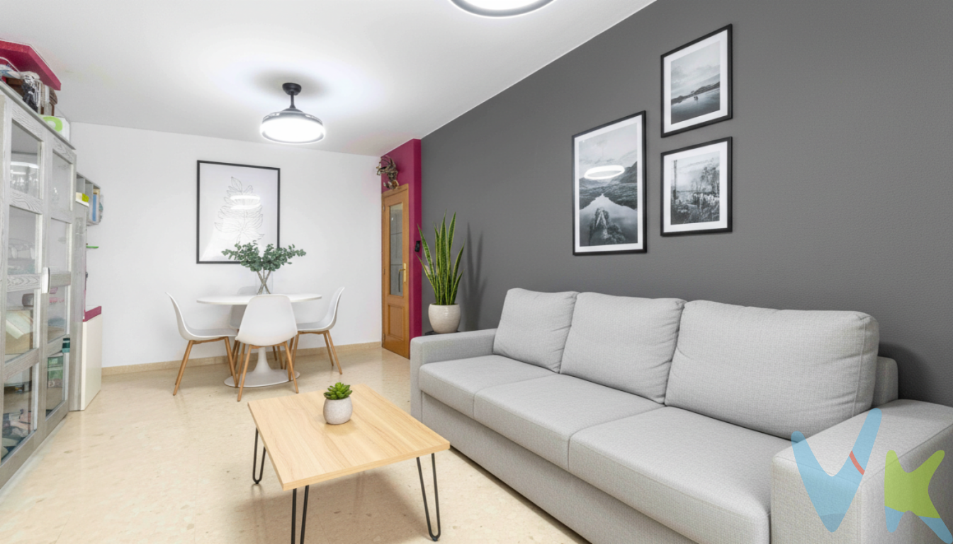 Se vende excelente piso en Montserrat, con 159 m² construidos, ubicado en una finca moderna del año 2006 con ascensor, en una zona residencial tranquila y bien comunicada. La vivienda cuenta con 90. m2 útiles, un trastero de 8,74 m2 útiles y mucha altura y una gran plaza de garaje.Situado en primera planta, la vivienda destaca por su amplitud, gran luminosidad natural y una distribución práctica y funcional, ideal para disfrutar de comodidad y calidad de vida.La propiedad se distribuye en un salón-comedor amplio y muy luminoso una cocina independiente con galería, y tres dormitorios exteriores con buena ventilación. El dormitorio principal, con armario empotrado, y   con salida directa a una agradable terraza/patio interior.Dispone de dos baños completos, ambos equipados con bañera.La vivienda incluye plaza de garaje amplia y trastero, aportando un valor añadido en comodidad y almacenamiento.Ubicada en una zona residencial consolidada, rodeada de todos los servicios necesarios: supermercados (Mercadona y Consum), colegios, zonas verdes, centro de salud y comercios. Además, cuenta con rápido acceso a Valencia, lo que la convierte en una opción ideal tanto como vivienda habitual como inversión.Una vivienda lista para entrar a vivir, perfecta para familias o para quienes buscan espacio, tranquilidad y buena conexión.VIVIENDA DE VPOPor mandato expreso del propietario, comercializamos este inmueble EN EXCLUSIVA, lo que le garantiza un servicio de calidad, un trato fácil, sencillo y sin interferencias de terceros. Por este motivo, se ruega no molestar al propietario, a los ocupantes de la propiedad, a los vecinos. Muchas gracias por su comprensión.  El precio publicado NO incluye:- Los gastos de notaría- El impuesto de transmisiones patrimoniales, que es del 10 % (salvo supuestos de bonificación por el comprador)- Los gastos del registro de la propiedad.- Los honorarios de la inmobiliaria que paga la parte comprador.Asimismo no incluye ningún otro gasto asociado que no este específicamente que esta incluido. Los datos e información contenida en este anuncio es meramente informativa, por lo que no tiene carácter contractual, pudiendo contener errores, reservándose la inmobiliaria a poder modificarla en cualquier momento. Para saber más sobre el mismo no dude en ponerse en contacto con nosotros.