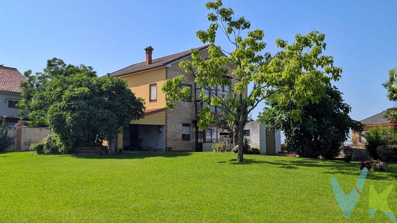 Casa independiente con parcela urbana de 1200 metros cuadrados aproximadamente en El AstilleroSi buscas espacio, privacidad y un proyecto con infinitas posibilidades, esta vivienda puede ser justo lo que estás esperando. Situada en El Astillero, a pocos minutos de Santander, Guarnizo y Maliaño, disfrutarás de la tranquilidad de una zona residencial sin renunciar a la comodidad de tener todos los servicios cerca.Lo primero que te atraerá es su parcela urbana de unos 1.200 m² aproximadamente, un espacio perfecto para crear el jardín de tus sueños, una zona de ocio para toda la familia o simplemente disfrutar del aire libre con total privacidad. También se puede destinar a realizar un proyecto residencial según la normativa urbanística vigente ya que se trata de suelo urbano, hace unos años se planteó construir en la misma, pudiéndose construir en tres parcelas de mas de 300 metros cuadrados cada una.La propiedad cuenta además con una edificación anexa (antigua cuadra) muy versátil de unos 128 m² construidos, que incluye actualmente un garaje, una acogedora zona de salón-comedor con chimenea, un baño y una estancia en la planta superior ideal como dormitorio de invitados, despacho o espacio de trabajo independiente.En el interior, la vivienda ofrece 305 m² construidos distribuidos en planta baja, primera planta y bajocubierta, en la planta baja nos encontramos con un recibidor, cocina, salita, baño, almacén con acceso al jardín donde se encuentra también el cuarto de la caldera de gasoil y su depósito, además cuenta con un acceso directo a la propiedad anexa. En la planta primera nos encontramos con dos salitas una de ellas con salida a un balcón con vistas al arco de la bahía de Santander que hacen de distribución a una galería,5 habitaciones y aseo. La planta bajocubierta se encuentra diáfana. Sus 6 dormitorios, 2 baños y 1 aseo brindan amplitud más que suficiente para familias numerosas o para quienes necesitan espacio extra. Aunque se encuentra la casa a reformar, ya dispone de mejoras como ventanas de PVC y tejado en buen estado.La orientación a sus cuatro vientos favorece una agradable luminosidad y ventilación natural durante todo el día, así como unas vistas tanto a montaña como a la bahía de Santander, mientras que la calefacción individual de gasoil aporta confort en cualquier época del año.Una vivienda que tanto para su conservación o poder desarrollar un proyecto urbanístico nuevo ofrece una ubicación privilegiada, ideal para quienes desean diseñar un hogar único a su medida en el entorno de la bahía de Santander.Si esto es lo que buscas, solicita tu cita en Inmobiliaria BARRIO de Santander por teléfono en el número 942042282, o si lo prefieres, pásate por nuestras oficinas en C/ Juan de Herrera nº 3, junto al Ayuntamiento de Santander.El precio de venta no incluye impuestos, gastos de notaria y registro, ni el 2% más IVA de honorarios de la agencia.