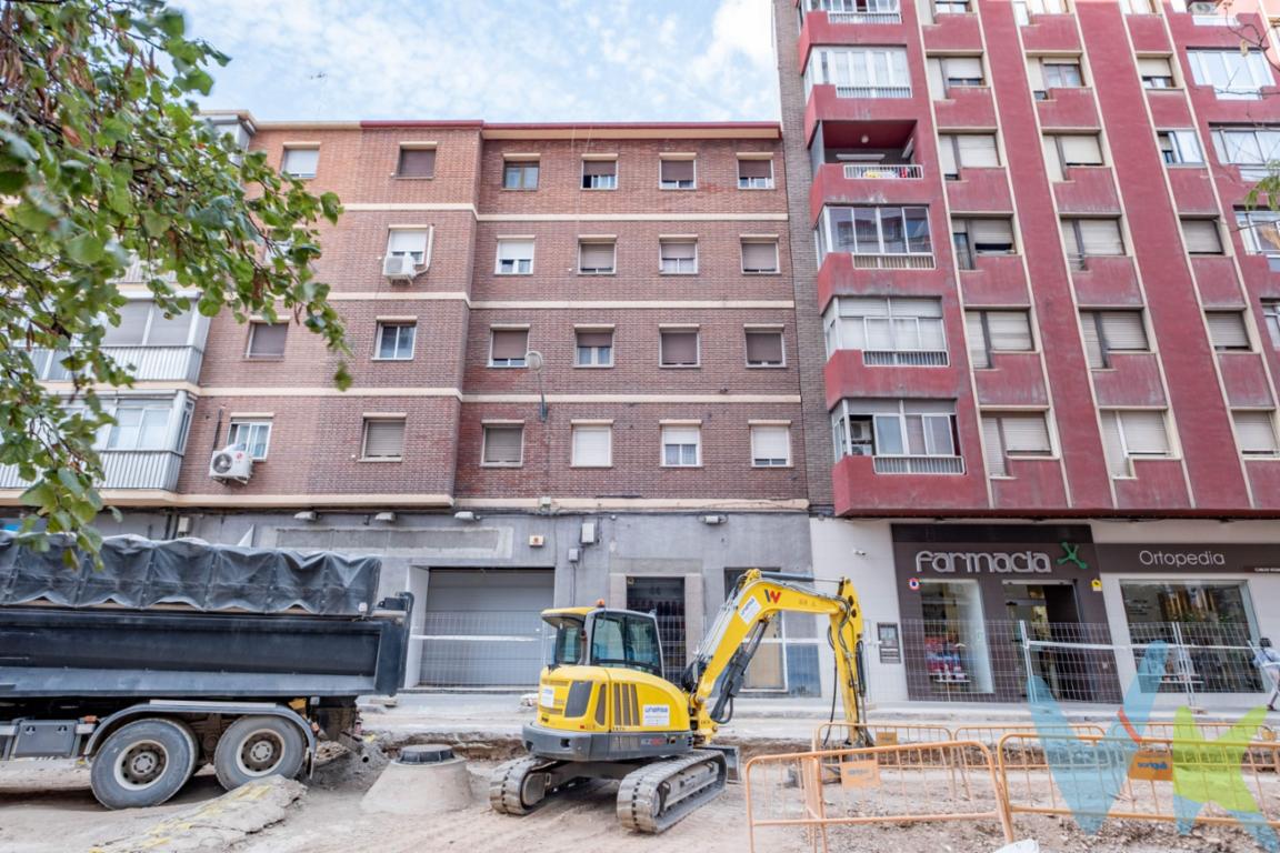 Si estás buscando comprar piso en Zaragoza para crear tu hogar a medida, o eres un inversor con visión que busca una alta rentabilidad en una de las zonas con mayor demanda de alquiler de la ciudad, detente aquí. Este piso en venta en la céntrica Avenida Valencia, situado a escasos minutos de la Universidad de Zaragoza y del centro neurálgico, es la base perfecta para tu próximo proyecto. Es una vivienda de origen, el lienzo en blanco ideal para una reforma integral. ¿Qué te ofrece esta vivienda?.  Es el escenario ideal para maximizar tu rentabilidad si decides alquilarlo (la zona universitaria siempre tiene demanda), o la oportunidad perfecta para independizarte sin asfixiarte con la hipoteca. Paz en el centro de la ciudad: Al ser una vivienda interior, tienes lo mejor de ambos mundos. Vivirás en una de las arterias comerciales y mejor comunicadas de Zaragoza, pero cuando cruces la puerta de tu casa, disfrutarás del descanso y el silencio absoluto. Olvídate del ruido del tráfico. Distribución con mucho potencial: Cuenta con 2 dormitorios, 1 baño, salón y una cocina independiente con salida a una muy práctica galería (perfecta para desahogo o zona de lavado). Imagina las posibilidades: puedes tirar un tabique, crear un salón de concepto abierto moderno y aprovechar cada metro cuadrado a tu gusto. Ubicación:  Tienes supermercados, comercios de barrio, paradas de autobús en la misma puerta y vida de barrio garantizada. Diseña la casa que tienes en tu cabeza.  ¿Vienes a descubrir sus posibilidades y a imaginar cómo quedará? Llámanos hoy mismo y agendamos tu visita. *** Gastos e impuestos no incluidos. A título orientativo, en segundas transmisiones, el comprador abonará: Impuesto sobre Transmisiones Patrimoniales (ITP), tipo general en Aragón al 8% (*). Base de cálculo: mayor valor entre precio de compraventa o valor de referencia catastral. Gastos de Notaría y Registro: Aranceles variables según precio, número de copias y complejidad; cálculo según tarifas normativas. Si se precisa hipoteca: Tasación, condiciones y costes bancarios según entidad elegida por el comprador; así como gastos de gestoría y cualesquiera otros inherentes a la compraventa. No se incluyen otros gastos o tributos que puedan por Ley corresponder al comprador. Operación sujeta a doble mediación. Existen honorarios a cargo del comprador, salvo pacto en contrario, no incluidos en PVP. El consumidor conforme a la normativa vigente podrá solicitar información y documentación adicional relativa al inmueble, sus características, condiciones de la operación y del servicio de mediación en la oficina y/o a través de nuestro teléfono de contacto o mail. La agencia actúa exclusivamente como intermediaria en la compraventa, cuyas condiciones, en todo caso, estarán sujetas a la aceptación expresa del vendedor del inmueble y posterior formalización del contrato. La información suministrada se corresponde con la disponible a la fecha de publicación, pudiendo variar en función de las circunstancias o actualizaciones legales, contractuales y fiscales. Anuncio de carácter meramente informativo. Para una información exhaustiva sobre el funcionamiento, tipos impositivos y bonificaciones del ITP en Aragón, puede consultar el portal oficial de la Agencia Tributaria Autonómica. Tarifas notariales y registrales reguladas en el Anexo I del Real Decreto 1426/1989 y Anexo I del Real Decreto 1427/1989, respectivamente. Anuncio no vinculante, puede contener errores.