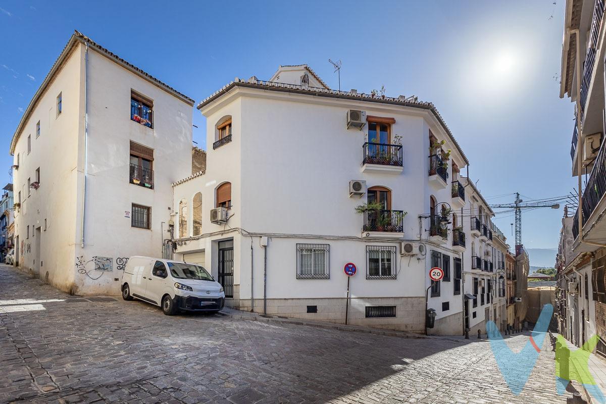 ¿Buscas tu primer hogar o un lugar con estilo en pleno corazón de Granada?. Este apartamento en planta baja te va a enamorar. 🧡. Te presentamos esta acogedora vivienda situada en una de las zonas con más encanto e historia de Granada: el barrio del Realejo. Perfecto tanto para vivir como para invertir. ✨ Características principales: . 🛏️ 1 Dormitorio – Espacioso y tranquilo. 🛋️ Salón con cocina integrada – Espacio abierto que aporta amplitud y luminosidad, perfecto para disfrutar y compartir. 🛁 Baño completo y amplio . 🌿 Patio privado – Un desahogo perfecto para disfrutar al aire libre, leer, tomar el sol o tener plantas, ¡hazlo tu jungla urbana!. 🏠 Planta baja – Acceso cómodo sin necesidad de escaleras ni ascensor. Ideal para personas con movilidad reducida o para quienes valoran la accesibilidad. 📍 Ubicación inmejorable: en el Realejo, uno de los barrios más auténticos y con más vida de Granada, a pocos minutos del centro histórico, con todos los servicios cercanos (supermercados, transporte público, bares con encanto y mucho más). ✅ Ideal como primera vivienda o inversión rentable en una zona muy demandada. ¿Te interesa? ¡Ven a visitarlo sin compromiso!. 📞 Contacta con nosotros para más información o para agendar tu visita. Ref. N357. El PVP indicado no incluye impuestos ni gastos de Escritura. Honorarios agencia no incluidos. Las superficies expresadas en esta página tienen carácter descriptivo y son aproximadas. Los precios pueden ser susceptibles de modificación sin previo aviso. Esta vivienda se vende con muebles. Los vehículos nos están incluidos.