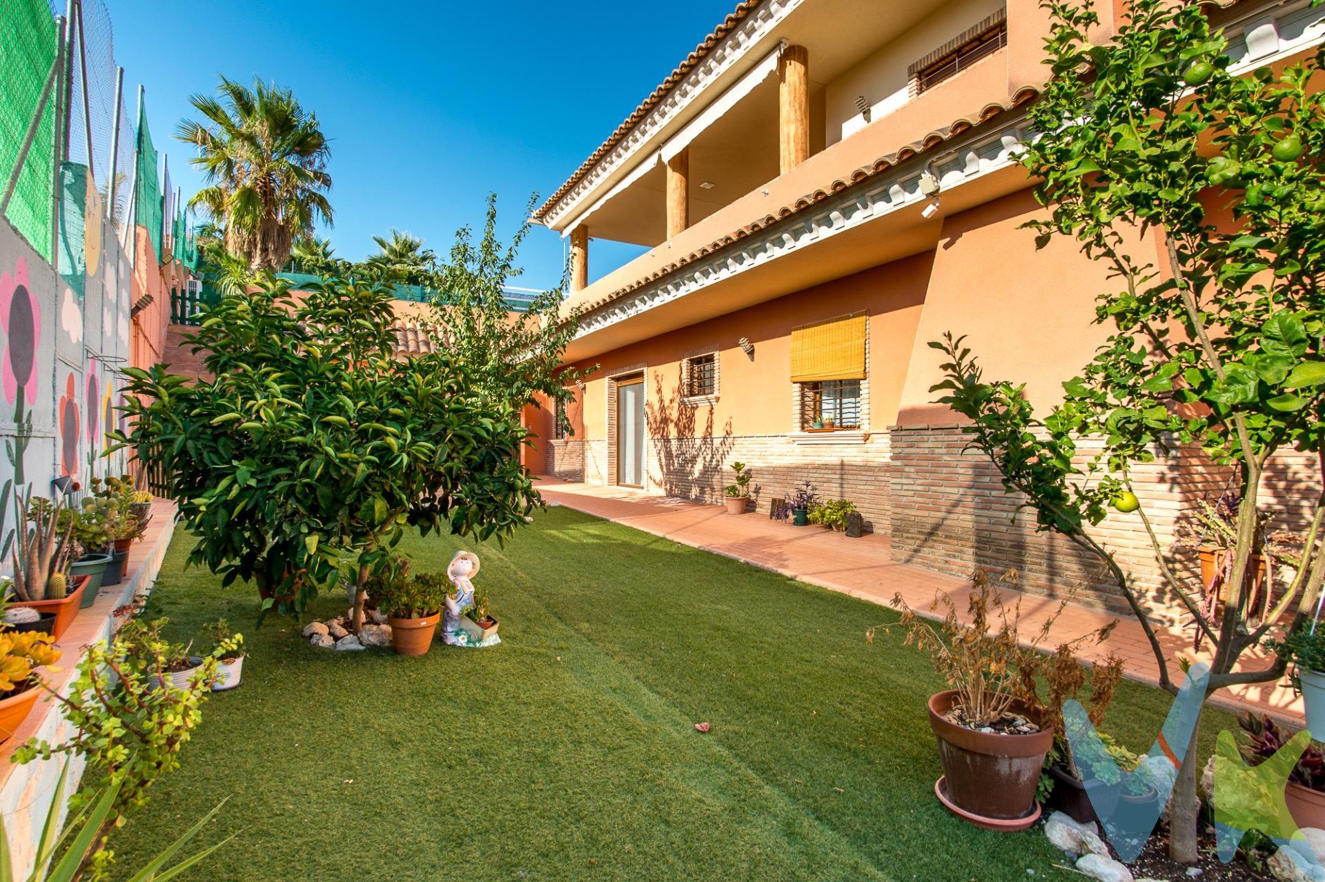 Crea el hogar que siempre has soñado en este exclusivo chalet independiente con eficiencia energética y 1.173 m² de parcela en la zona alta de El Coto, Las Torres de Cotillas. Ubicada en una posición elevada dentro de la prestigiosa Urbanización El Coto, esta propiedad destaca por sus vistas despejadas, privacidad y un notable ahorro energético gracias a sus 14 placas fotovoltaicas recién instaladas. Sobre una parcela de 1.173 m² y con 392 m² construidos, la vivienda ha sido recientemente reformada y equipada con calefacción por suelo radiante para el máximo confort durante todo el año. Su distribución inteligente en dos alturas permite contar con dos viviendas totalmente independientes, ideales para alojar a invitados, familias numerosas o destinar una parte a espacio de trabajo/alquiler. Distribución de la propiedad:.  Planta Baja:.  Zona de día: Salón amplio y luminoso con chimenea y acceso directo al jardín y zona exterior.  Cocina y servicios: Gran cocina totalmente equipada, despensa independiente y lavadero espacioso con salida a un patio. A través del patio se accede directamente al garaje, acondicionado actualmente como zona de juegos.  Dormitorios: 4 amplios dormitorios. La suite principal cuenta con vestidor y baño privado. La planta dispone de un segundo baño completo de gran tamaño.  Planta Primera (Vivienda independiente):.  Acceso independiente: Mantiene total intimidad respecto a la planta baja.  Espacios: Salón con cocina de concepto abierto, 2 dormitorios y 1 baño completo.  Conexión exterior: Esta planta conecta directamente con la zona de piscina y ocio. Exteriores y Sostenibilidad:. Un espacio exterior privado y soleado equipado con piscina privada, zona de barbacoa y un baño exterior de servicio. Además, el sistema de autoconsumo fotovoltaico de 14 placas garantiza una drástica reducción en la factura de la luz. Una casa moderna, eficiente y lista para entrar a vivir en una de las mejores zonas de Las Torres de Cotillas. ¡Solicita más información o una visita sin compromiso!. 🔑 Comercialización en multidifusión. Por mandato expreso del propietario, este inmueble se comercializa en multiexclusiva, lo que garantiza un acceso completo a la información, un servicio profesional y una gestión ordenada, sin interferencias de terceros. Si eres agente inmobiliario y tienes un cliente interesado, estaremos encantados de colaborar. Contáctanos sin compromiso. 🤝 Una compra tranquila y bien acompañada. Al contactar directamente con nosotros, evitarás molestias innecesarias a la propiedad. Nos encargamos de toda la intermediación, facilitándote la documentación, la información necesaria y un trato cercano, claro y sin complicaciones. Te informaremos con total transparencia de todos los aspectos de la compra, incluidos gastos y honorarios de agencia para que tomes decisiones con calma y seguridad. Nuestra forma de trabajar se basa en algo muy sencillo:. Calma → la tranquilidad de comprar tu vivienda con acompañamiento profesional en todo el proceso con nosotros. ℹ️ Información legal. La descripción del inmueble y las imágenes publicadas tienen carácter meramente informativo y no contractual. El precio ha sido fijado por la propiedad y podría sufrir variaciones hasta su formalización en contrato de compraventa. 💰 Gastos de la compra. Impuestos (ITP). Con bonificación: 3 %. Sin bonificación: 7,75 %. Notaría y Registro: aprox. 1.000 €. Honorarios de agencia: 3 % + IVA, con un mínimo de 3