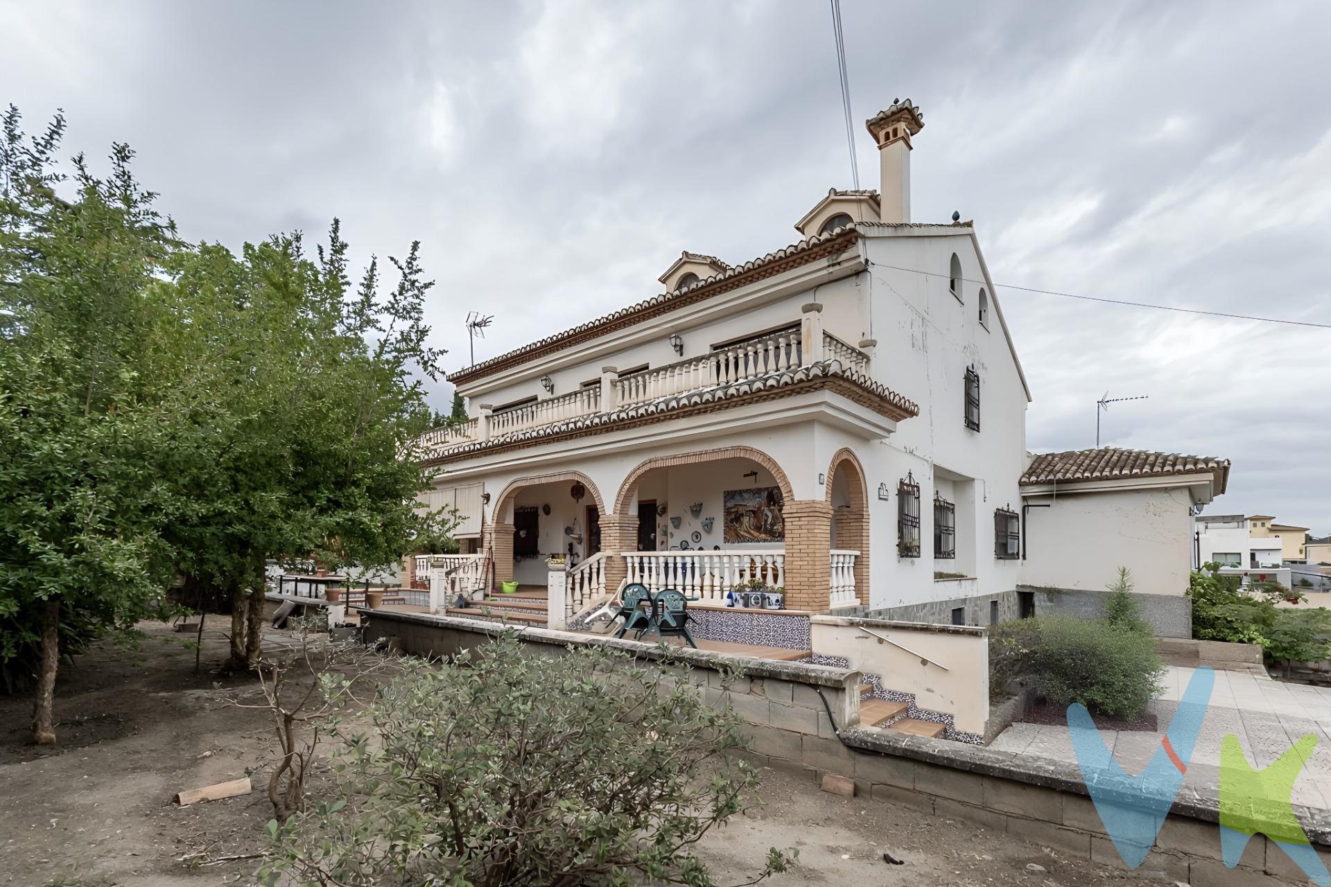 Chalet independiente con 2.000 m² de parcela y gran potencial en Colinas Bermejas. Hay propiedades que destacan por sus metros, otras por su ubicación y otras por las posibilidades que ofrecen, ésta reúne todo ello. Ponemos a la venta este chalet independiente de más de 600 m² construidos sobre una magnífica parcela de 2.000 m², situado en una de las zonas residenciales más tranquilas y demandadas del entorno de Granada, a solo 10 minutos de la capital. La vivienda sorprende por su amplitud, su excelente orientación y la luz natural presente en toda la casa. Su pieza principal es un impresionante salón de doble altura con chimenea, una estancia elegante y de grandes dimensiones, con salida directa a una espectacular terraza con vistas abiertas hacia Granada y el entorno natural. En planta principal encontramos además una gran cocina independiente, un amplio dormitorio y baño completo. La primera planta alberga cuatro dormitorios dobles, dos baños, uno en suite, y varias terrazas privadas con preciosas vistas despejadas. En la planta superior, una gran buhardilla multiusos con terraza propia aporta un espacio ideal como despacho, estudio, zona de ocio o dormitorio adicional. En el exterior, la parcela ofrece amplias zonas ajardinadas, privacidad y espacio más que suficiente para proyectar piscina y crear una zona exterior excepcional. La propiedad cuenta además con:. Garaje con capacidad para varios vehículos. Bodega. Calefacción por gasoil. Materiales de gran calidad, incluyendo mármol italiano. Muchísimo potencial para actualizar y convertirla en una vivienda espectacular. Una casa con carácter, grandes dimensiones y una ubicación fantástica, ideal para quien busca una propiedad especial con posibilidades de revalorización. Precio difícilmente inigualable para una propiedad de estas dimensiones, parcela, ubicación y potencial. !Haz de esta maravilla tu próximo hogar!. Ref. N376. * El PVP indicado no incluye impuestos ni gastos de Escritura. * Honorarios agencia no incluidos. * Las superficies expresadas en esta página tienen carácter descriptivo y son aproximadas. * Los precios pueden ser susceptibles de modificación sin previo aviso. * Esta vivienda se vende sin muebles.