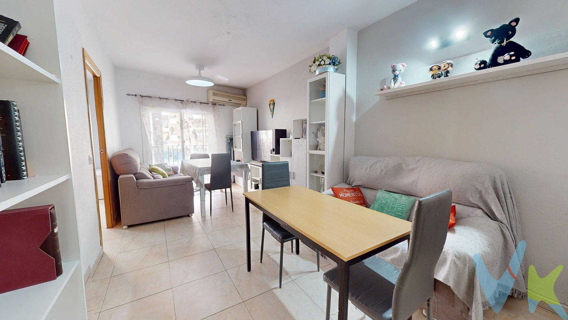 Presentamos esta magnífica vivienda situada en la barriada de Medina Azahara, una de las zonas más demandadas de la ciudad gracias a su excelente ubicación, muy próxima al centro, a la estación de tren y autobuses, y rodeada de todo tipo de servicios. La vivienda se encuentra en una primera planta con ascensor y destaca por su amplitud y funcional distribución. Al acceder a la vivienda nos recibe un amplio recibidor que da paso a una cocina independiente y a un luminoso salón de paso con salida a una terraza exterior. Junto al salón encontramos una estancia adicional, ideal como despacho, zona de teletrabajo o incluso como dormitorio. Desde el salón accedemos a un pasillo distribuidor que conduce a la zona de descanso, compuesta por dos amplios dormitorios, todos ellos equipados con armarios empotrados, y dos baños completos, uno con placa de ducha y otro con bañera. Además, el pasillo distribuidor dispone de un armario empotrado adicional, aportando un práctico espacio de almacenamiento. Una vivienda ideal para quienes buscan amplitud, una distribución cómoda, y una excelente ubicación con todos los servicios al alcance de la mano. No deje escapar esta magnífica oportunidad. Solicite más información y venga a visitarla sin compromiso. Cláusula de Transparencia y Desglose de Gastos (Ley 10/2025). en cumplimiento de las obligaciones de información previstas en la Ley 10/2025, de 28 de diciembre, de servicios de atención a la clientela y transparencia, así como en la normativa sectorial vigente, el precio indicado no incluye los gastos e impuestos inherentes a la adquisición, los cuales se desglosan estimados o con posibilidad de calcularlos a continuación; los gastos más ajustados serán dados en el D.I.A. en la visita a inmuebles, o antes. *Gastos de Notaría: La Minuta se calculará según al arancel notarial oficial: Anexo I, del Real Decreto 1426/1989, de 17 de noviembre. Enlace: https://notariared.com/calculadora-gastos-compra-vivienda/. *Gastos de Registro de la Propiedad: La inscripción se facturará según el arancel oficial: ANEXO I, del Real Decreto 1427/1989, de 17 de noviembre. Igual enlace anterior . *Gastos de Gestión (Gestoría): Los honorarios por la tramitación administrativa, liquidación de impuestos e inscripción registral ascienden de forma estimativa a [363 € aprox.] (IVA incluido), aunque depende de cada caso, y su dificultad. *Honorarios Agencia del Vendedor: incluidos en el PVP. *Honorarios Agencia del comprador: La agencia prestará los servicios de información, asesoramiento y acompañamiento previstos en el Encargo de Servicios y en el D.I.A. Si solicita servicios adicionales o personalizados, sus honorarios serán informados previamente, de forma individualizada y por escrito, conforme a la libertad de pactos y a la normativa vigente. siendo el conste para este inmueble del 2 % mas el 21 % de IVA del precio final de venta. *Si necesita Financiación, su banco le informará. *Impuesto sobre Transmisiones Patrimoniales (ITP): Se aplicará el tipo impositivo vigente en Andalucía (generalmente el 7%, sin perjuicio de tipos reducidos del 6%. 3,5%,  etc,  aplicables según las circunstancias personales del comprador o las características del inmueble). El impuesto se devenga sobre el superior entre: 1.- Valor de Referencia de Catastro; y  2.- Precio de venta. Puede calcular su situación personal en el portal oficial de la A.T. de Andalucia. enlace: https://www.juntadeandalucia.es/organismos/economiahaciendayfondoseuropeos/areas/tributos-juego/tributos/paginas/impuestos-cedidos-transmisiones.html; 