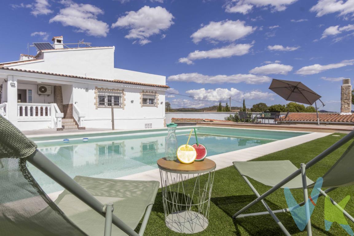 Quieres un Chalet para toda tu familia? , amigos ? Este chalet te ofrece , comodidad , vistas , y la tranquilidad de la zona . Esta exclusiva propiedad , reformada en 2025 , tiene un encanto especial gracias a la calidez de la reforma pensada para el disfrute y comodidad de una gran familia. Todas las ventajas que esta propiedad te ofrece:5 habitaciones y se han habilitados dos estancias para que las utilices como zona de juegos , gimnasio , despacho o habitaciones  , 4 baños completos , 7 aires acondicionados para todas habitacionesPiscina de 12m2, un Porche en la piscina y otro cubierto en la parte trasera de la propiedad , con una estancia y un baño.EL sistema de la depuradora totalmente cambiado nuevo.Además tienes un terreno de unos 1.500m2 , aproximadamente , por si tienes animales , maquinaria o quieres hacer un jardín, o un huerto.Un Paellero cubierto de gran capacidad.Un garaje cubierto con capacidad para 5 o mas coches , mas la ventaja de tener toda la zona anterior donde pueden estacionar 4 coches mas.Otra ventaja mas ,: Si eres inversor , la ventaja de tener 7 estancias te permitirá tener una buena rentabilidad , tanto  por la proximidad de circuito Ricardo Tormo , como para alquiler vacacional.Su ubicación , desde la A3, en 20 minutos a Valencia , la cercanía de Cheste , con todos los servicios , farmacias , supermercados . colegios  y demás servicios . Su mayor potencial lo comprobaras cuando la visites , seguro que cumplirán tus todos tus sueños , VEN A VERLA ,LA REALIDAD TE SORPRENDERA !!!!!! Estaremos encantados de ayudarte .