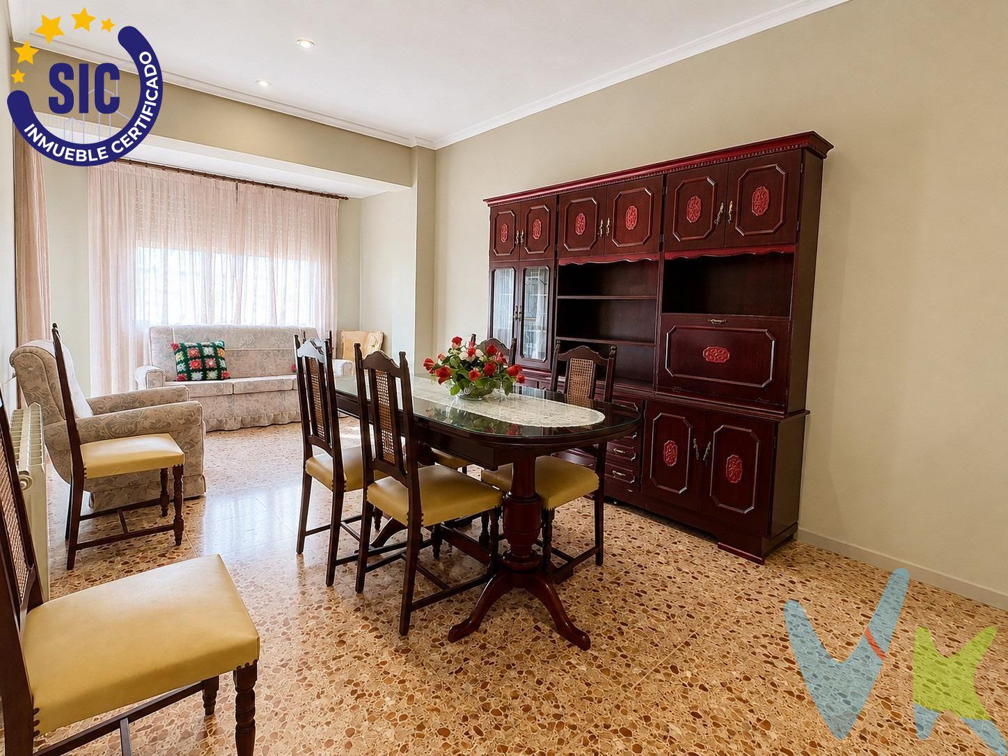 Si buscas una vivienda cómoda, bien ubicada y con espacios exteriores, este piso en el corazón de Nules es una oportunidad que no puedes dejar escapar. Situado a escasos metros de la Plaza Mayor, disfrutarás de la comodidad de tener todos los servicios al alcance de la mano: comercios, colegios, supermercados, transporte público y zonas de ocio. La vivienda, en buen estado de conservación y lista para entrar a vivir, cuenta con 72 m² construidos distribuidos de forma práctica y funcional. Dispone de tres dormitorios (dos dobles y uno individual), un baño completo y un luminoso salón-comedor con salida directa a un agradable balcón, al que también se accede desde uno de los dormitorios, aportando luz natural y ventilación a la vivienda. La cocina ofrece acceso a una galería independiente, que comunica con un amplio patio, un espacio perfecto para disfrutar al aire libre, crear una zona de relax, instalar un comedor exterior o aprovecharlo como área de lavandería. Pensando en el confort durante todo el año, la vivienda dispone de calefacción central de gas natural, con radiadores instalados en las distintas estancias y un radiador toallero en el baño, que proporciona un extra de comodidad y calidez. Como valor añadido, la vivienda incluye trastero en la azotea, orientación este, lo que garantiza una excelente entrada de luz durante la mañana, y unas agradables vistas. Además, se encuentra rodeada de árboles, zonas infantiles, colegios y con excelentes conexiones mediante autobús. A tan solo 5 kilómetros de la playa, este piso reúne la tranquilidad de vivir en el centro con la comodidad de tener el mar muy cerca. Características principales:. 📍 Centro de Nules. 🏡 72 m² construidos. 🛏️ 3 habitaciones (2 dobles y 1 individual). 🚿 1 baño completo. 🌞 Balcón con acceso desde el salón y un dormitorio. 🌿 Galería con salida a un amplio patio. 🔥 Calefacción central de gas natural. 🌡️ Radiadores instalados en todas las estancias. 🛁 Radiador toallero en el baño. 📦 Trastero en la azotea. ☀️ Orientación este. ✅ Listo para entrar a vivir. Una vivienda perfecta tanto para quienes buscan su hogar como para quienes desean realizar una inversión en una de las zonas más demandadas de Nules. ¡Ven a visitarla y descubre todo lo que puede ofrecerte!. Fotos optimizadas con IA sin alterar las características reales del inmueble. INMUEBLE CERTIFICADO DESDE ASICVAL (Asoc. Inmobiliarias Com. Valenciana) POR CASATUYA (Agente Certificador Homologado). (*) Cláusula Informativa de Costes. En cumplimiento de la Ley 10/2025, de 28 de diciembre, y normativa de transparencia y protección de consumidores, se informa de que el precio anunciado no incluye impuestos ni gastos derivados de la compraventa. El Impuesto sobre Transmisiones Patrimoniales (ITP) se aplicará según el tipo vigente en la Comunidad Valenciana, con carácter general del 9%, pudiendo existir tipos reducidos según circunstancias del comprador o del inmueble. El impuesto se calculará sobre el mayor valor entre el precio de compraventa y el Valor de Referencia Catastral. Los gastos de notaría se determinarán según arancel oficial y los gastos de registro conforme al arancel del Registro de la Propiedad. Honorarios de agencia: podrán existir honorarios a cargo del comprador cuando se hayan contratado servicios específicos de búsqueda o encargo de compra, no vinculados al precio del inmueble. Para más información, se recomienda consultar con la administración competente.