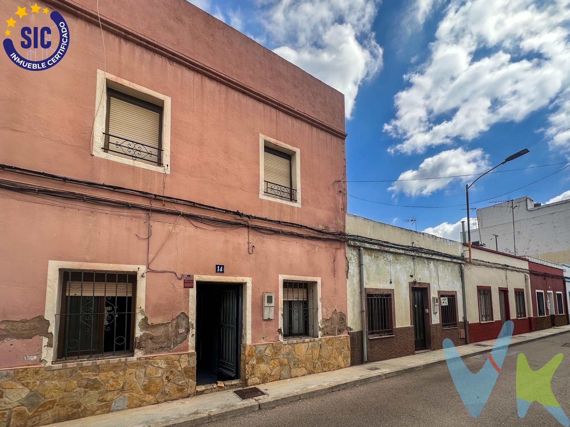 Te presentamos esta magnífica casa ubicada en el Grupo San Vicent nº14, que se caracteriza por su distribución eficiente a lo largo de dos plantas más una impresionante terraza. En la planta baja, serás recibido por un hall acogedor que te conduce hacia una cocina funcional, un amplio salón-comedor perfecto para convivir con seres queridos y otra sala ideal para momentos de relajación. Esta planta también incluye una habitación adicional muy útil junto a un baño completo equipado con ducha. La primera planta destaca por sus luminosas habitaciones dobles además de otra sala versátil, complementada con otro baño completamente equipado donde podrás disfrutar del confort diario gracias a su bañera. Ascendiendo al segundo piso encontrarás tu propia joya: ¡una espectacular terraza privada! Con casi 54 m² disponibles es el lugar perfecto para organizar reuniones o simplemente deleitarte bajo los rayos del sol mientras disfrutas del aire libre; cuenta incluso con un pequeño trastero adicional que añade practicidad a este espacio exterior único. La vivienda está equipada además con sistema de alarma ofreciendo mayor tranquilidad y seguridad. ! No pierdas esta oportunidad única; ven hoy mismo a conocerla!