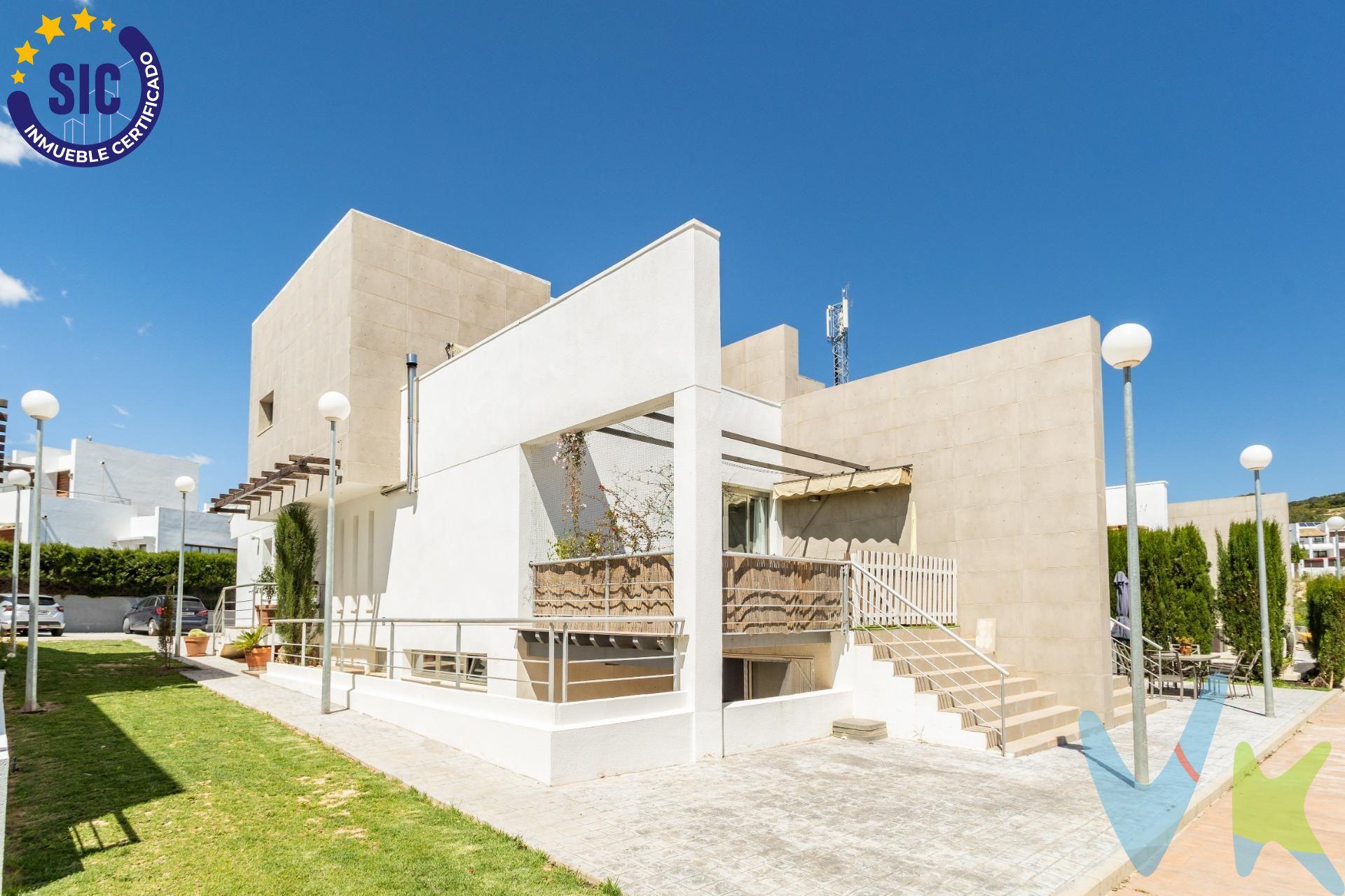 Presentamos PAREADO EXCLUSIVO EN PRIMERA LÍNEA DEL CAMPO DE GOLF EL BOSQUE, ubicado en una de las URBANIZACIONES MÁS PRESTIGIOSAS Y SEGURAS DE VALENCIA. . Esta moderna vivienda de tres alturas más TERRAZA SOLÁRIUM ofrece un estilo de vida tranquilo y confortable, en un ENTORNO NATURAL privilegiado. . En la planta baja dispone de un acogedor salón con acceso a una TERRAZA CON VISTAS espectaculares al campo de golf, una cocina independiente totalmente equipada, aseo de cortesía y la habitación principal en suite con baño privado. Además, cuenta con un encantador PATIO INTERIOR que aporta LUZ NATURAL y frescura a todo el interior de la vivienda. En la primera planta se encuentran dos amplias habitaciones con armarios empotrados y un baño completo compartido. . En el semisótano, una sala luminosa y versátil con salida directa a un patio inglés y al JARDÍN, perfecta como sala de juegos, despacho o espacio de ocio. . La planta superior alberga una gran terraza solárium, ideal para disfrutar del aire libre y del clima mediterráneo. La vivienda forma parte de un conjunto residencial de seis viviendas con PISCINA Y JARDÍN COMUNITARIOS, rodeado de ZONAS VERDES y tranquilidad. Situada en la urbanización cerrada de El Bosque;  La urbanización cuenta con control de acceso y SEGURIDAD 24 horas, además de CLUB DE TENIS, CLUB DE GOLF, ambos con ZONA SOCIAL, PISCINA, dos restaurantes con encanto y una zona comercial cercana con supermercado y otros servicios. Una oportunidad única para vivir en un entorno exclusivo, con privacidad, naturaleza y todas las comodidades a tu alcance. . No dejes pasar esta oportunidad! 🏡✨. La descripción y los datos del presente inmueble tienen carácter meramente informativo y en ningún caso contractual. En el precio de la vivienda no están incluidos los honorarios de agencia, gastos de compraventa y/o financiación. Por mandato expreso del propietario, comercializamos este inmueble en exclusiva compartida, lo que garantiza un servicio de calidad, un trato fácil y personalizado, una gran difusión en nuestras redes compartidas y sin interferencias de terceros. Por este motivo se ruega no molestar al propietario, a los ocupantes de la propiedad, a los vecinos o conserjes del edificio si los hubiera. Si eres una agencia, llámanos colaboraremos contigo. . Muchas gracias. 