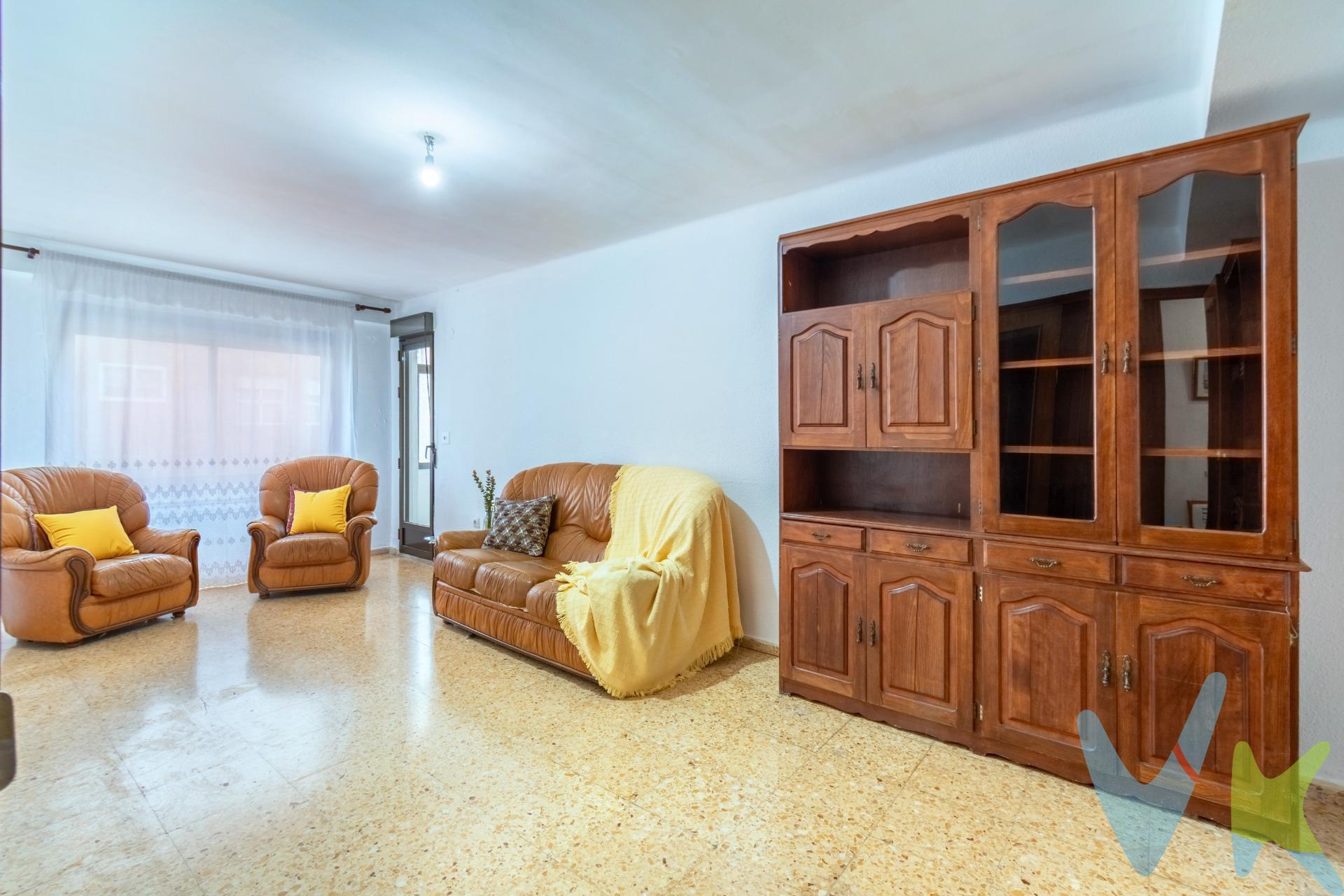 . Se vende espacioso piso de 4 dormitorios y 1 baño, ideal para familias o como inversión. La vivienda destaca por sus amplias estancias, que ofrecen gran comodidad y múltiples posibilidades de distribución. Cuenta con abundante luz natural durante todo el día, creando un ambiente cálido y agradable en todas las habitaciones. Sus espacios generosos permiten aprovechar al máximo cada estancia, tanto en la zona de descanso como en las áreas comunes. Una oportunidad perfecta para quienes buscan una vivienda luminosa, con metros y muchas posibilidades de personalización.