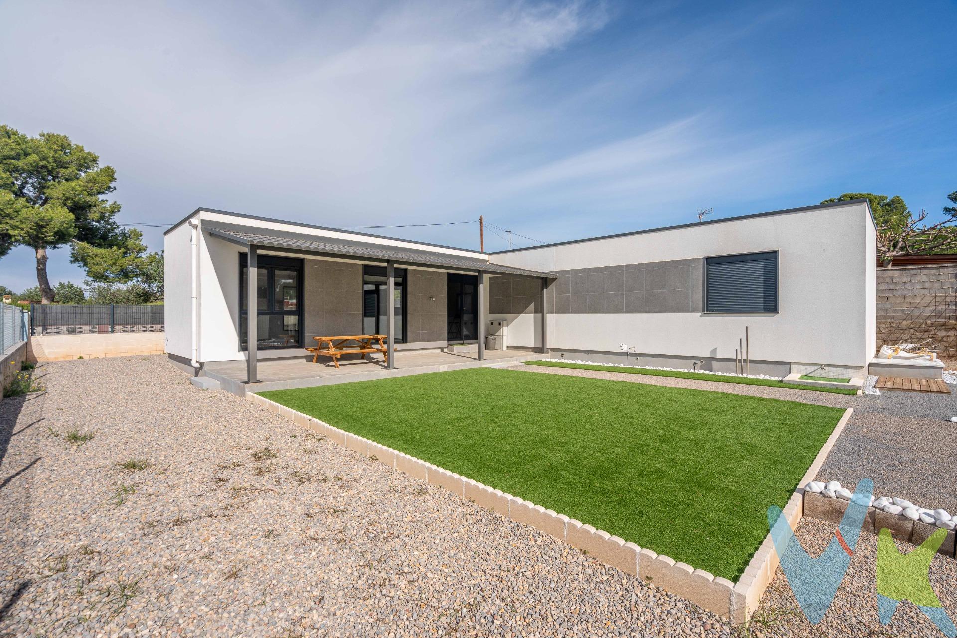 Ubicado en la exclusiva urbanización Jardín de Lauro en Lliria, este chalet del año 2023 representa una oportunidad única para adquirir una propiedad que combina modernidad y confort. Con una superficie construida de 108 m² y un diseño contemporáneo, esta vivienda es prácticamente nueva gracias a su reciente construcción. Destacan sus acabados premium: desde electrodomésticos de primeras marcas hasta suelos elegantes y carpintería sofisticada. Este chalet prefabricado se beneficia de un proceso industrializado que garantiza mayor control sobre la calidad final; además evita los contratiempos típicos asociados con las obras tradicionales como condiciones climáticas adversas o errores humanos durante el montaje in situ. Su eficiente sistema constructivo resulta en plazos más cortos y menos residuos generados durante la obra, haciendo también hincapié en excelentes propiedades aislantes lo cual maximiza el ahorro energético para futuros propietarios. No dudes en solicitar una visita y descubrir de primera mano esta oportunidad de mercado.