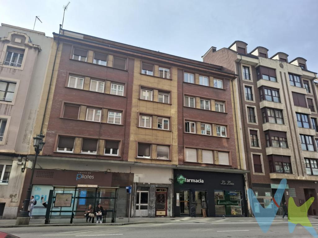 Magnífico piso en venta totalmente amueblado, ubicado en el distrito de la Argañosa, a cinco minutos de la calle Uria y de la estacion del tren y del Alsa,  ofrece una oportunidad única de vivir en una zona céntrica pero tranquila, con todas las comodidades de la ciudad al alcance de la mano. La vivienda se situa en cuarta planta y es posterior abriendo los huecos a dos luminosos patios de luces. El inmueble ofrece una superficie construida de 92 metros cuadrados, de los cuales 85 son útiles, distribuidos de manera óptima para aprovechar al máximo cada espacio. Al acceder, serás recibido por un ambiente cálido y acogedor en donde desde el hall pasas a un salon-comedor,  dispone de tres habitaciones, dos de ellas con armarios empotrados y espaciosas y la tercera igual para estudio o zona de trabajo, perfectas para una familia o profesionales que necesiten espacio adicional para un estudio o despacho en casa. La cocina totalmente equipada que le ofrece un espacio cómodo para el dia a dia, y  un cuarto de baño con plato de ducha y gran ventanal.Además, el inmueble incluye un trastero, proporcionando un espacio adicional de almacenamiento que siempre es de agradecer en una vivienda urbana. Esta característica es especialmente valiosa para guardar bicis, herramientas o cualquier otro artículo que necesite ser almacenado de forma práctica y segura.La zona de Argañosa es reconocida por ser una de las áreas mas agradables para vivir en Oviedo. Rodeada de parques, zonas comerciales y educativas, ofrece todas las facilidades que podrías necesitar a tan solo unos minutos de la puerta de tu casa. Te invitamos a visitar esta propiedad y descubrir por ti mismo todas las características que la hacen única. Contacta con nosotros para agendar una cita y ven a conocer lo que podría ser tu futuro hogar. Prepárate para enamorarte de este bonito y luminoso piso y de todo lo que la vibrante zona te ofrecerte. ¡Tu nuevo hogar en Oviedo te está esperando!Posibilidad de Plaza de garaje, cerca de la vivienda. Consultar condiciones. Según la Ley 10/2025, de 28 de diciembre, se informa que los gastos e impuestos que conlleva la adquisición no están incluidos en el precio indicado:El vendedor asume la plusvalía y el resto de gastos son del comprador.Segundas transmisiones, el comprador abona el Impuesto sobre Transmisiones Patrimoniales (ITP). Puede consultar toda la información en el siguiente enlace: https://sede.tributasenasturias.es/sites/sede/default/es_ES/Que-quieres-hacer/Transmisiones-Patrimoniales-y-AJD. La base imponible que se toma para el cálculo será el mayor valor entre precio de compraventa, tasación o valor de referencia catastral.El comprador escoge la notaría. Los gastos de Notaría están regulados en el Anexo I, del Real Decreto 1426/1989, de 17 de noviembre, por el que se aprueba el arancel Notarial y los gastos de Registro según el arancel oficial establecido en el Anexo I, del Real Decreto 1427/1989, de 17 de noviembre, los aranceles varían en función del precio, número de copias y complejidad. Los gastos de Gestoría por la tramitación administrativa de la compraventa, presentación, liquidación de impuestos y la inscripción en el Registro de la Propiedad, serán de la parte compradora, en caso de que decida encargar dichos trámites a un profesional, su importe varía en función del profesional o entidad designada para su realización. Si el comprador necesita préstamo hipotecario, la tasación, condiciones y costes bancarios según entidad elegida por el comprador; así como los gastos de gestoría y cualesquiera otros inherentes a la formalización de la compraventa serán de su cuenta, salvo pacto expreso en contrario con el vendedor..Honorarios de intermediación inmobiliaria a cargo del vendedor.Conforme a la normativa vigente, el consumidor tiene derecho a disponer de información, documentación y condiciones de la compraventa relativa al inmueble, en la sede física de Los Arcos 98, SL en Avenida de la Costa, nº 53  bajo en Gijón, o a través de nuestro correo electrónico, inmobiliaria@grupolosarcos.es. La agencia actúa exclusivamente como intermediaria en la operación, las condiciones de la compraventa están sujetas a la aceptación expresa del vendedor y a la posterior formalización del correspondiente contrato. El presente anuncio es meramente informativo y la información facilitada corresponde a la disponible en la fecha de publicación, pudiendo variar en función de circunstancias legales, contractuales o fiscales.