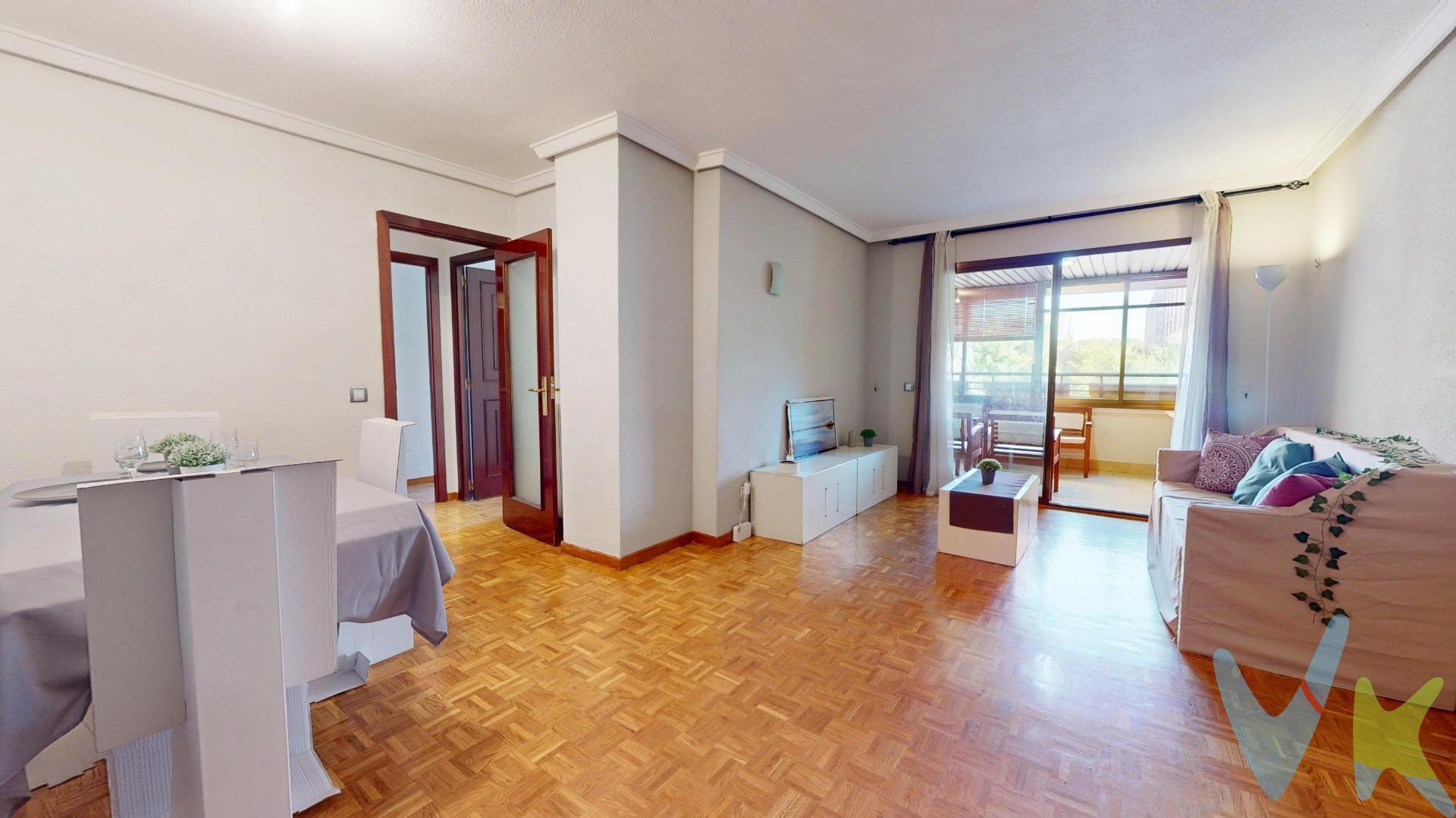 Vivienda situada en la finca más demandada de todo Palomeras Sureste, con mayor calidad de construcción y vecindario. Si quieres ganar en calidad de vida, tranquilidad y estar bien comunicado está es tu vivienda, no se lo piense más o perderá la gran oportunidad que estamos ofertando actualmente.Este espléndido piso puede ser tu nuevo hogar, ideal para vivir en familia, cuenta con un salón-comedor independiente con acceso a una amplia terraza con vistas a la calle, para salir del salón contamos con dos puertas, una de las cuales es doble y da a la entrada del piso y el pasillo distribuidor, la otra puerta conecta con el pasillo. La terraza que está conectada con el salón es grande y está acristalada. El inmueble está formado por 3 habitaciones de las cuales una es doble, con armario empotrado, una gran ventana que da al exterior y permite la entrada de la luz natural, además de contar con un baño  en suite con bañera con mámpara, bidé,  otro cuarto de baño con plato de ducha con mampara. Las dos habitaciones individuales cuentan con un armario empotrado, calefacción y una ventana exterior que permiten la entrada de luz natural, cocina independiente de grandes dimensiones con acceso al tendedero acristalado. Las calidades son las siguientes, suelos de parquet y gres, ventanas dobles de aluminio y pvc, puertas interiores de sapelli y exterior blindada, calefacción gas natural individual. El edificio consta de 2 ascensores, portero físico, accesibilidad para personas con movilidad reducida, exteriores de zonas comunes recientemente mejoradas, ITE favorable, próxima inspección 2029. El entorno cuenta con todo tipo de infraestructuras a nivel de transporte público, metro Alto Del Arenal línea 1 a 15 minutos de la Puerta Del Sol, varias líneas de autobuses, nº144, 54, 58, 143, 103, 57 y 142, centro de salud Federica Montseny con todo tipo de especialistas y rehabilitación, colegios, guarderías, centros lúdicos y deportivos, biblioteca, entidades bancarias, farmacias, supermercados Condis en la puerta y Ahorramas. No se la juegue con la compra más importante de tu vida,  30 años en la zona nos avalan. 